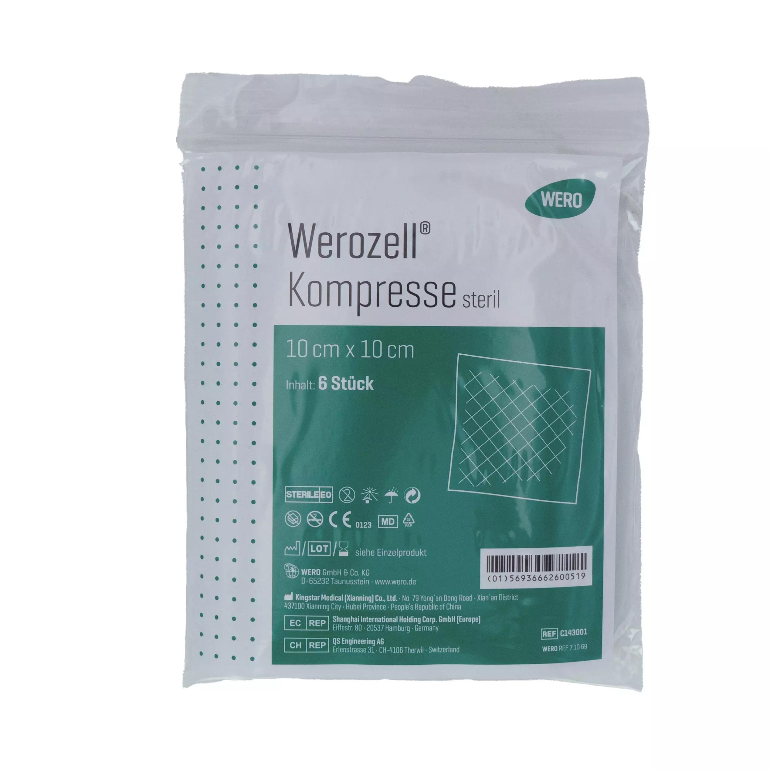 Sechs sterile Werozell® Kompresse, 10 x 10 cm, im transparenten Beutel mit grüner Produktkennzeichnung und Herstellerangabe WERO.