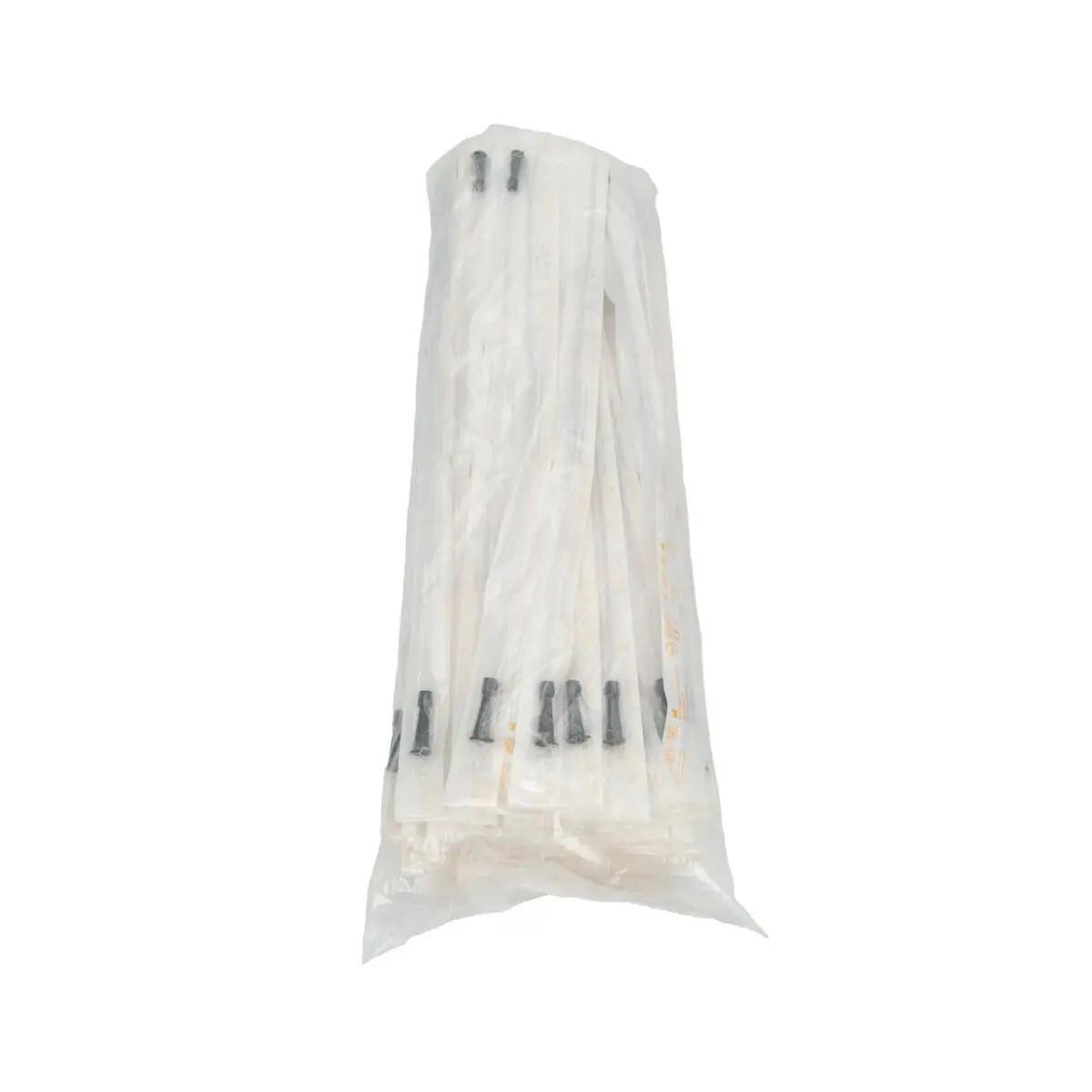 Ein transparenter Beutel enthält viele einzeln verpackte Einmal-Absaugkatheter mit schwarzen Enden, gerade Form und jeweils 50 cm Länge.