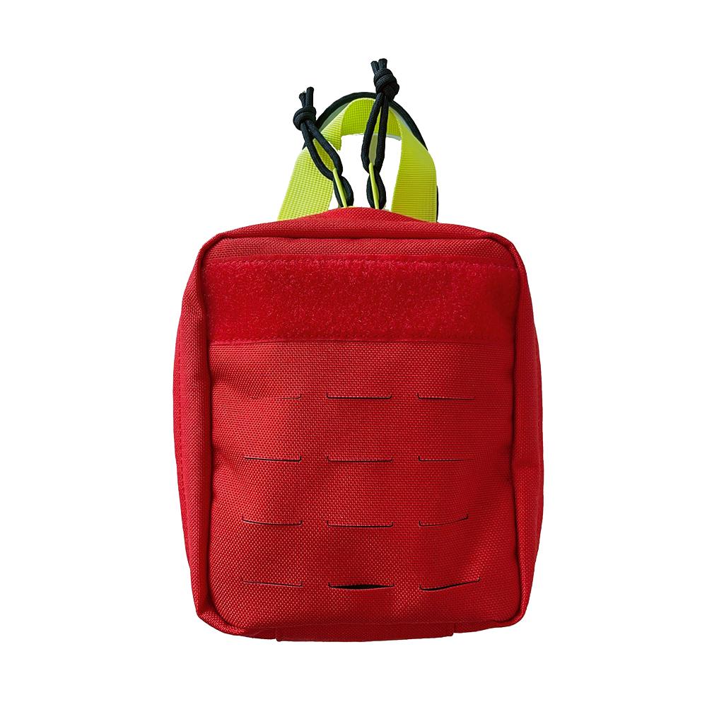 Rote, quadratische taktische Tasche mit neongrünem Gurt, schwarzen Kordelgriffen und belüftenden Schlitzen an Vorderseite und Seiten.