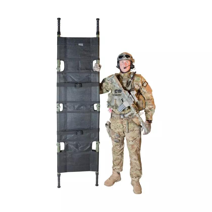 Ein Soldat hält die Krankentrage NAR Talon® II Model 90C, eine 4-fach zusammenklappbare Trage mit automatischer Scharnier-Fixierung.