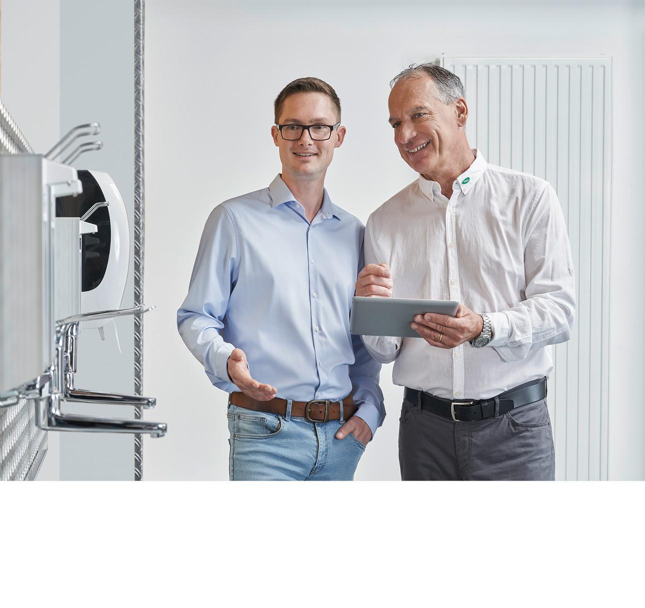 Ein WERO Mitarbeitender begutachtet mit einem Kunden den Waschplatz und die Spendersysteme vor Ort