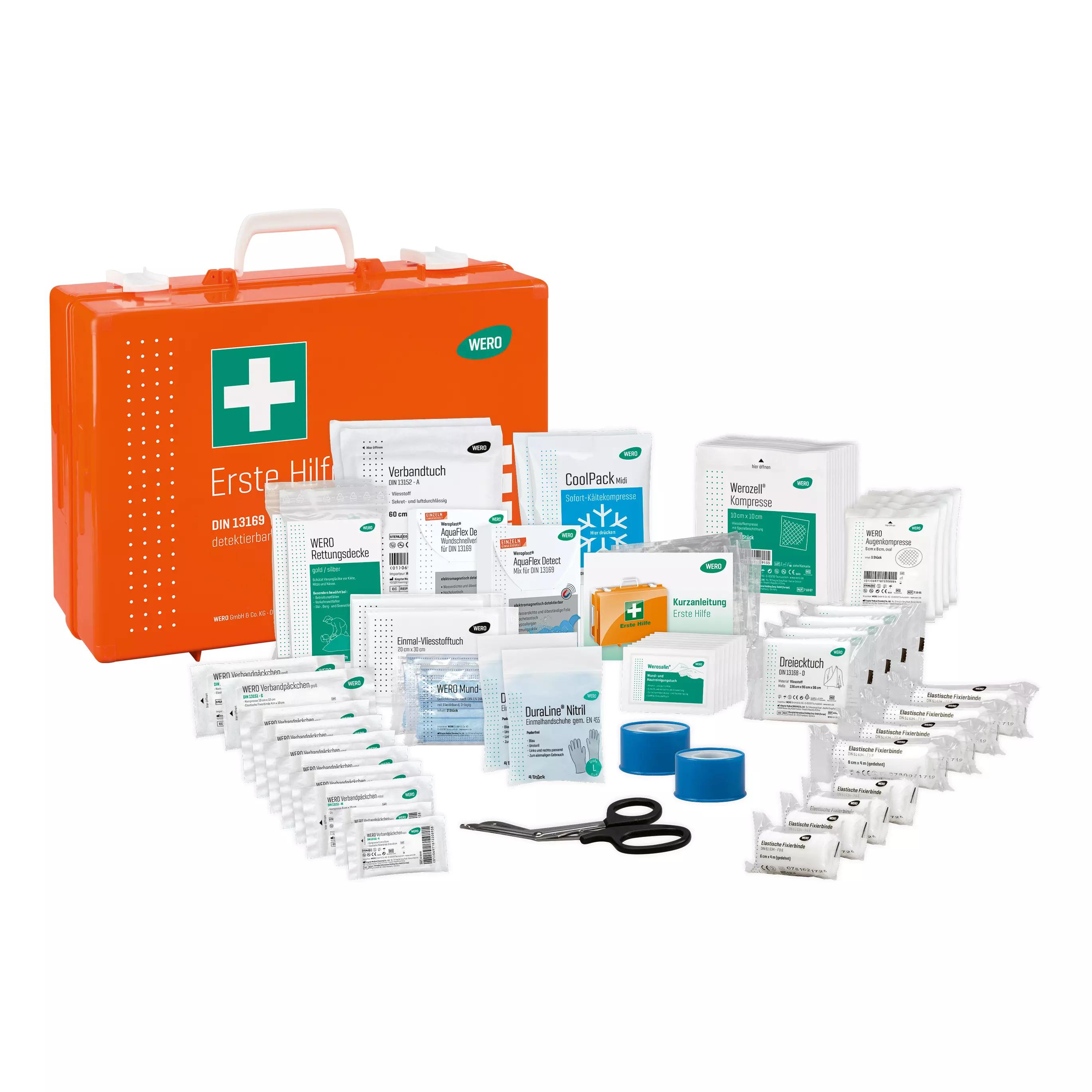 Der Erste Hilfe Koffer Werotop® 450 DIN 13169, detektierbar steht geöffnet mit Bandagen, Schere und detektierbaren Hilfsmitteln ordentlich vor sich.