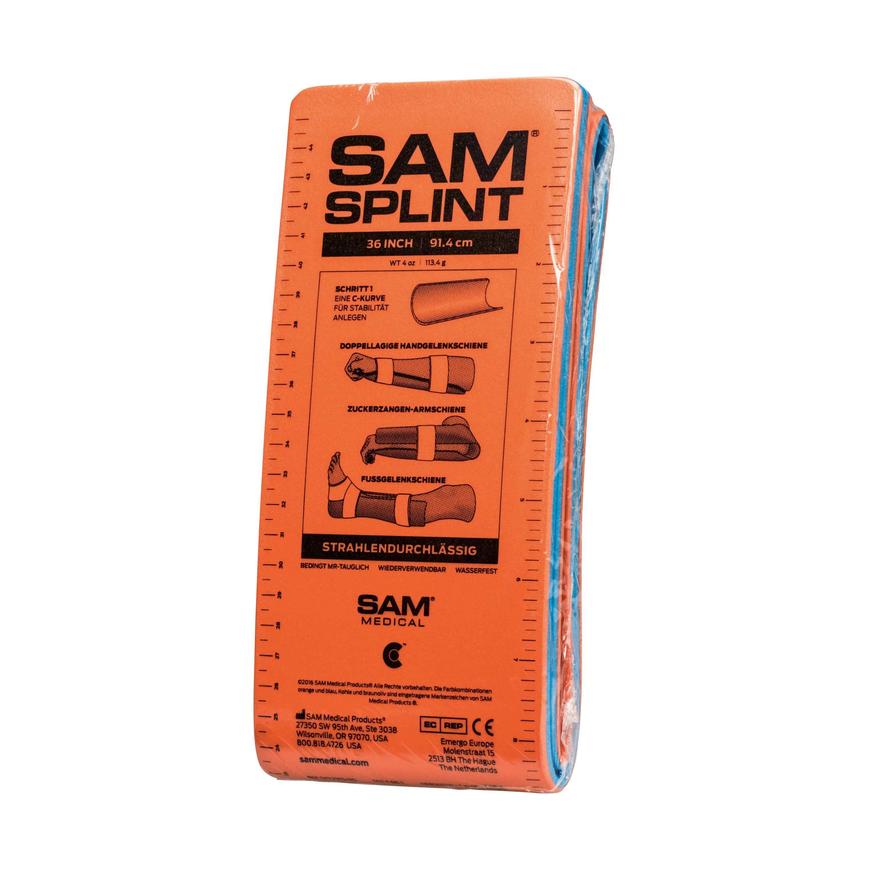 Eine orange-blaue Verpackung der SAM® SPLINT Universalschiene - gefaltet mit Maßangaben, Anwendungshinweisen und mehreren gefalteten Schienen aus Aluminiumschaumstoff.