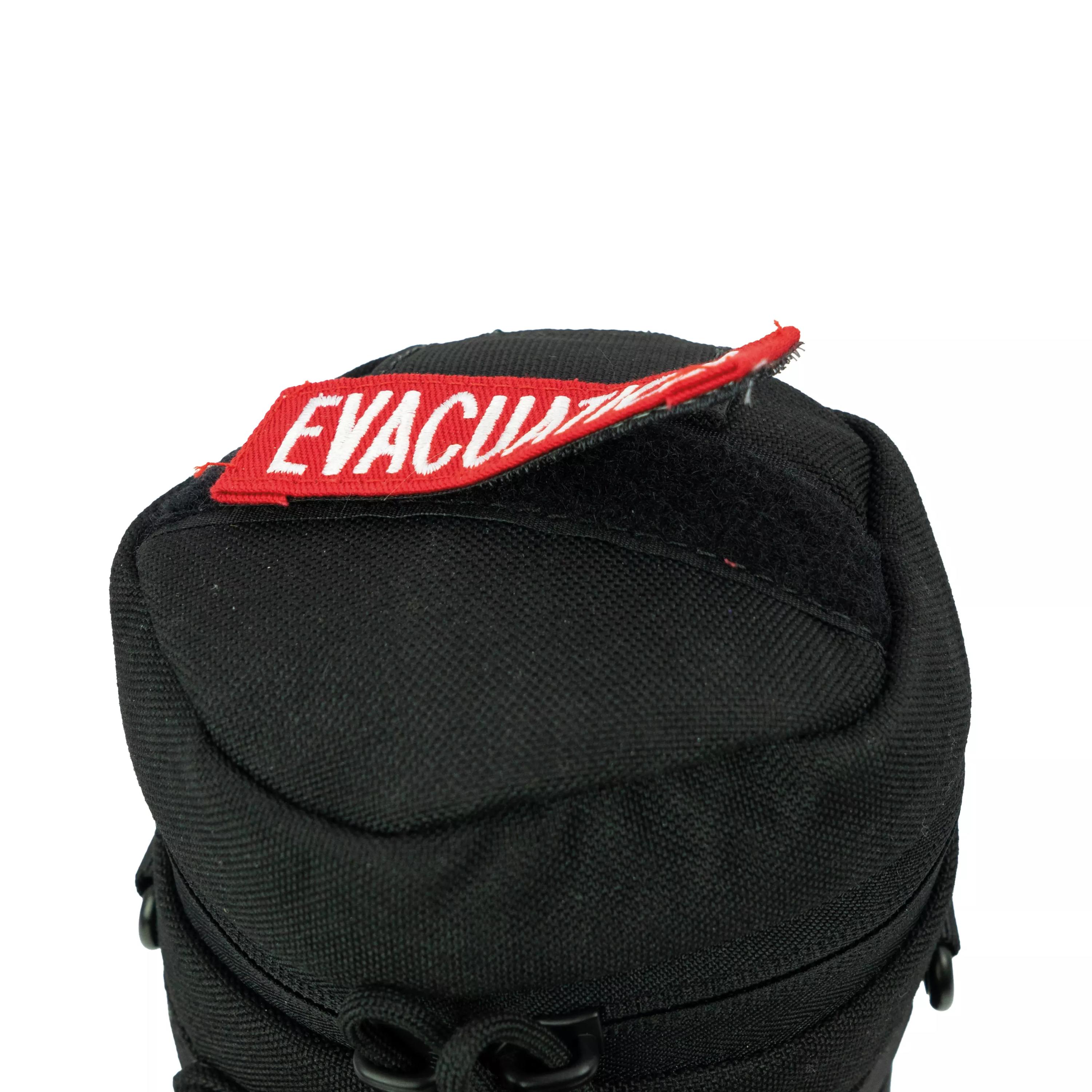 Schwarze, zylindrische Rescue Essentials Casualty Evacuation Set Tasche mit rotem „EVACUATION“-Label, Reißverschluss und seitlichen Tragegurten.