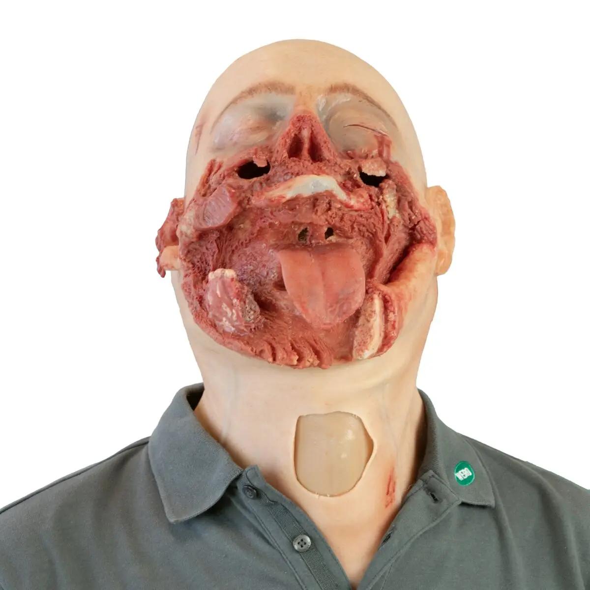 Eine Person trägt den Battlefield Partners tragbarer Blast CRIC Trainer mit rotem, realistisch modelliertem Verletzungsmuster und verdecktem Gesicht auf grauem Hemd.