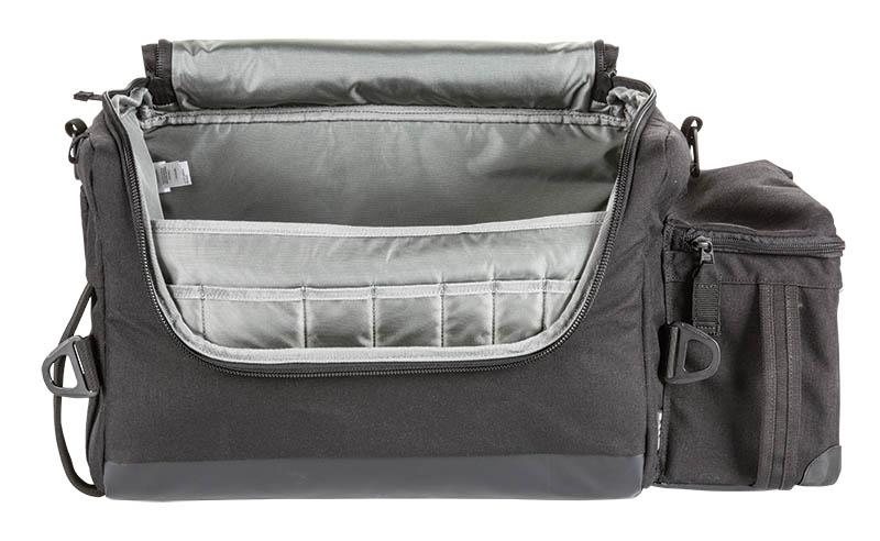 Die 5.11 ALS/BLS Duffel, Medic Tasche ist geöffnet, zeigt ein gepolstertes Hauptfach, mehrere Innen- und Außentaschen und einen seitlichen Tragegriff.