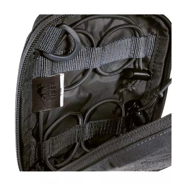 TT Tac Pouch TREMA in Schwarz von oben mit Reißverschluss, Tragegriff und mehreren elastischen Kabeln im strukturieren Innenraum.