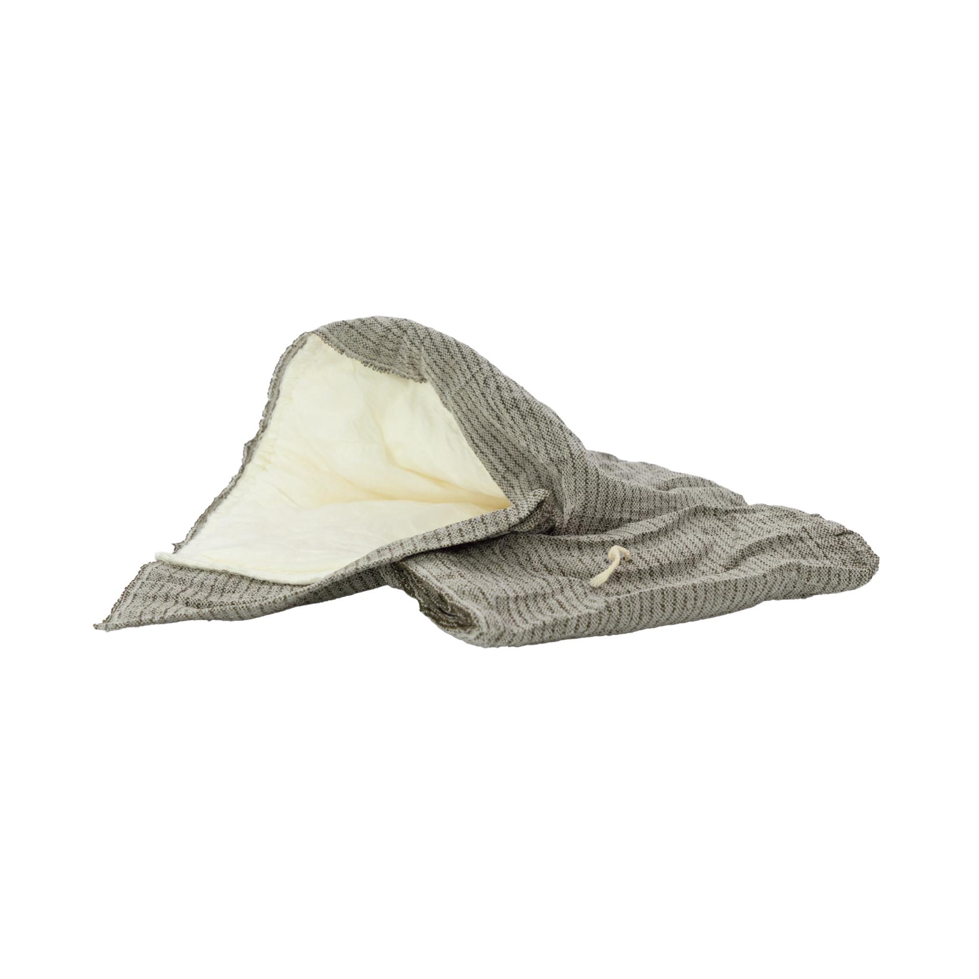 Gefaltete Die Emergency Bandage®, das Original - Oliv, 15 cm mit heller, saugfähiger Wundauflage und einem sichtbaren Fixierfaden.
