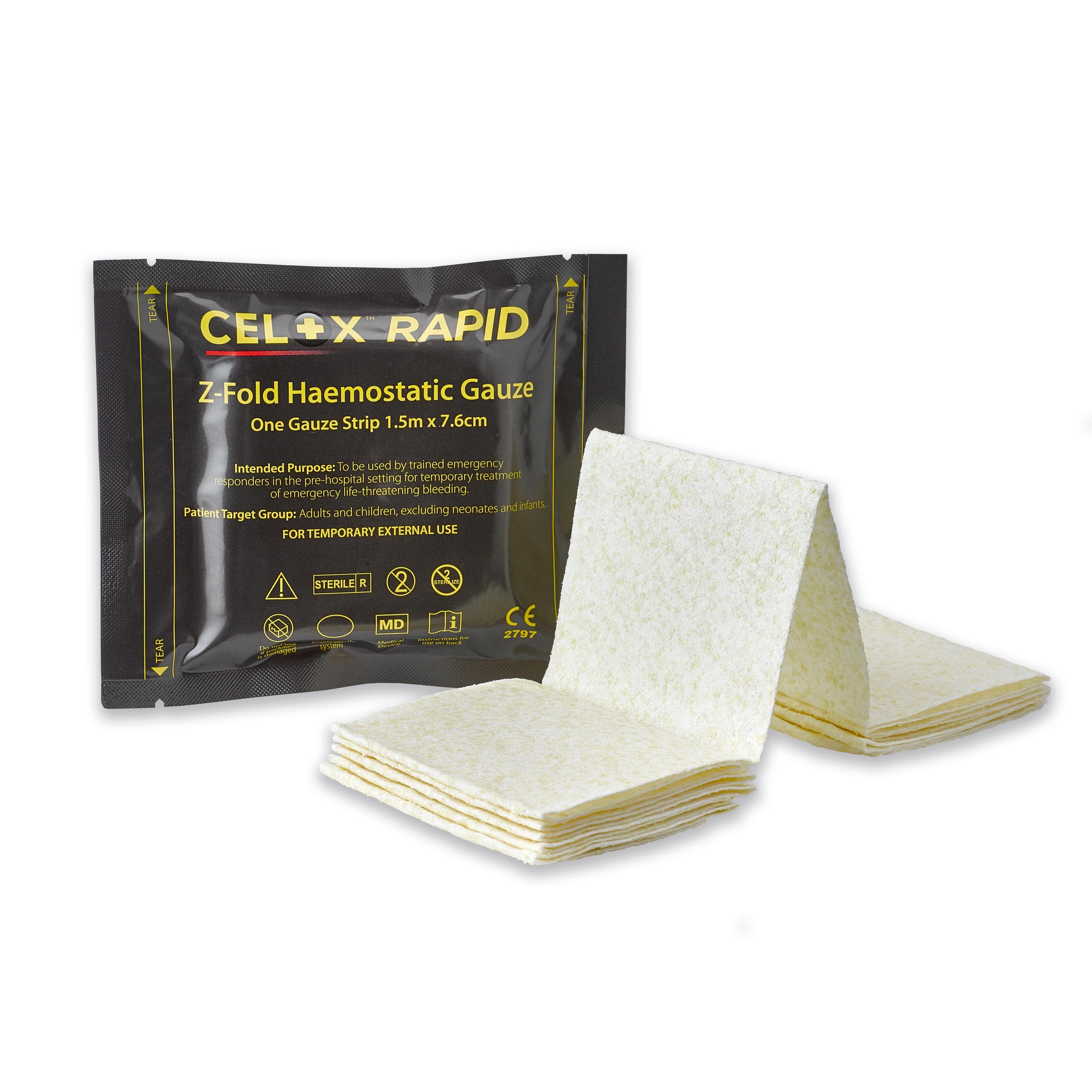 Celox™ Rapid Gauze Packung steht aufrecht, daneben liegt ein weißer Z-Fold-Gazestreifen mit verbessertem Chitosan für schnelle Hämostase.
