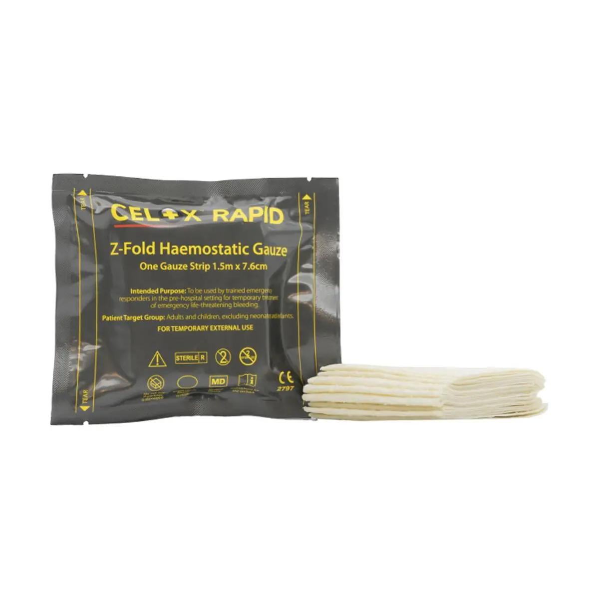 Celox™ Rapid Gauze Packung steht aufrecht, daneben liegt ein weißer Z-Fold-Gazestreifen mit verbessertem Chitosan für schnelle Hämostase.