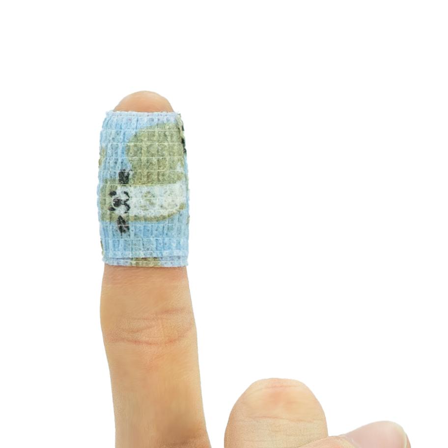 Ein Weroplast® BlueMamba Kinder Schnellpflaster in Hellblau mit gewebter Struktur wird vertikal auf einem Finger gehalten, zeigt dunkle, musterartige Markierungen.