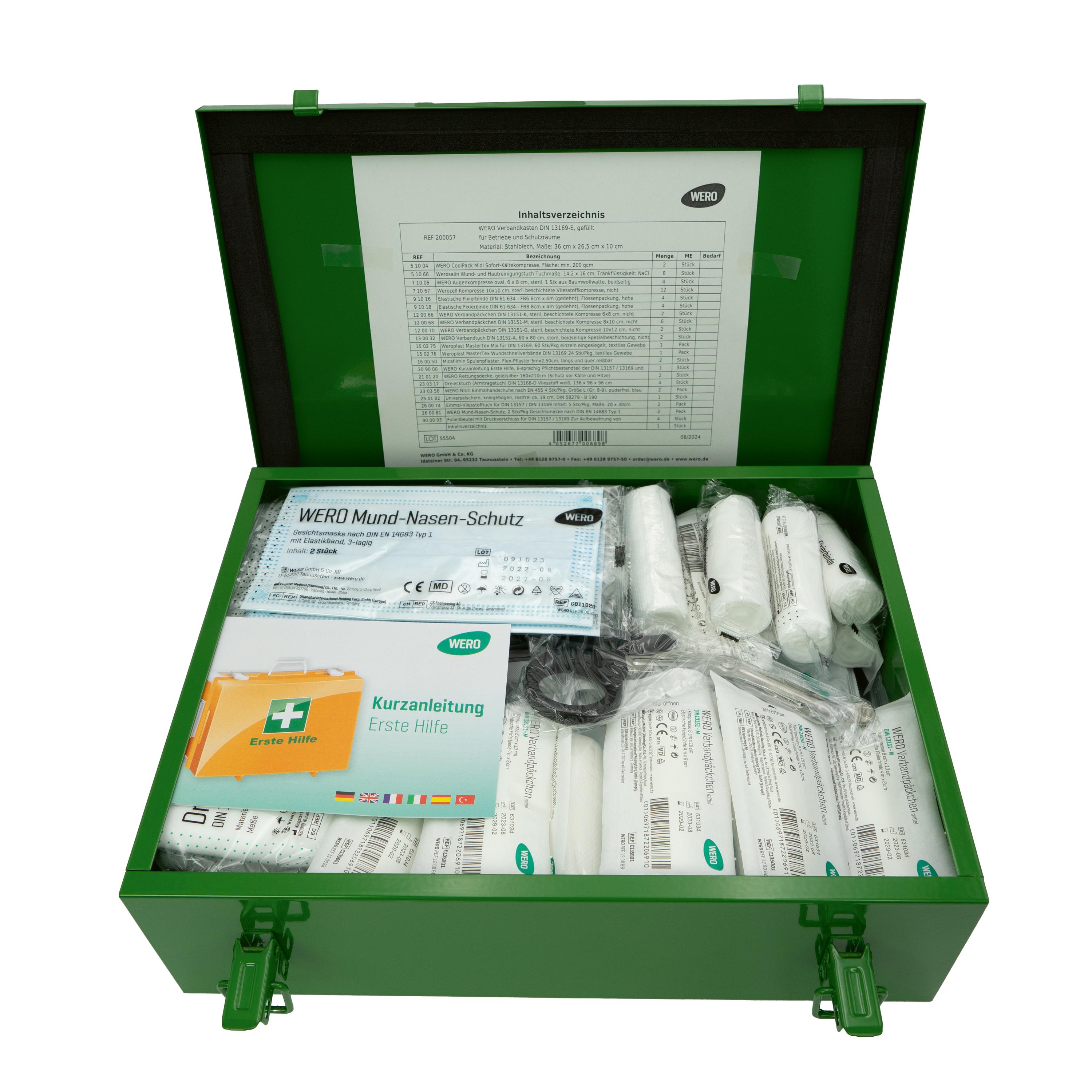 Offener WERO Betriebsverbandskasten DIN 13169-E mit organisierten Verbandsmaterialien, Bandagen, Fläschchen und Erste-Hilfe-Zubehör.