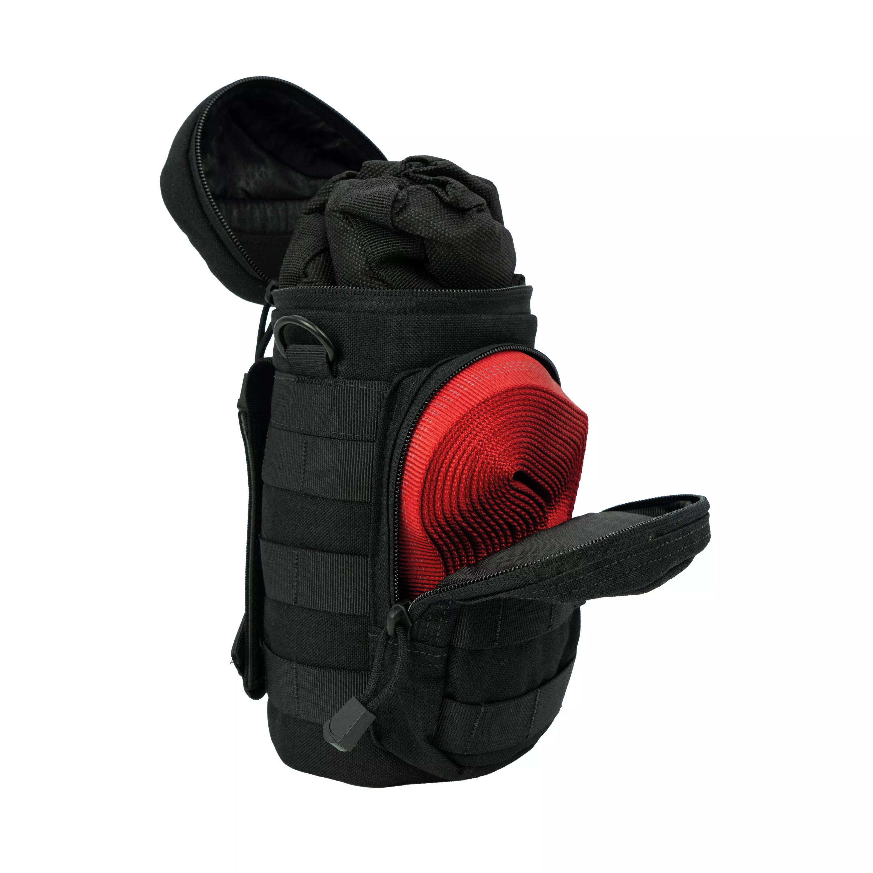 Eine schwarze Rescue Essentials Casualty Evacuation Set Tasche mit gepolsterter Oberfläche, Tragegriff sowie rotem, aufgerolltem Gurtband im Fach.