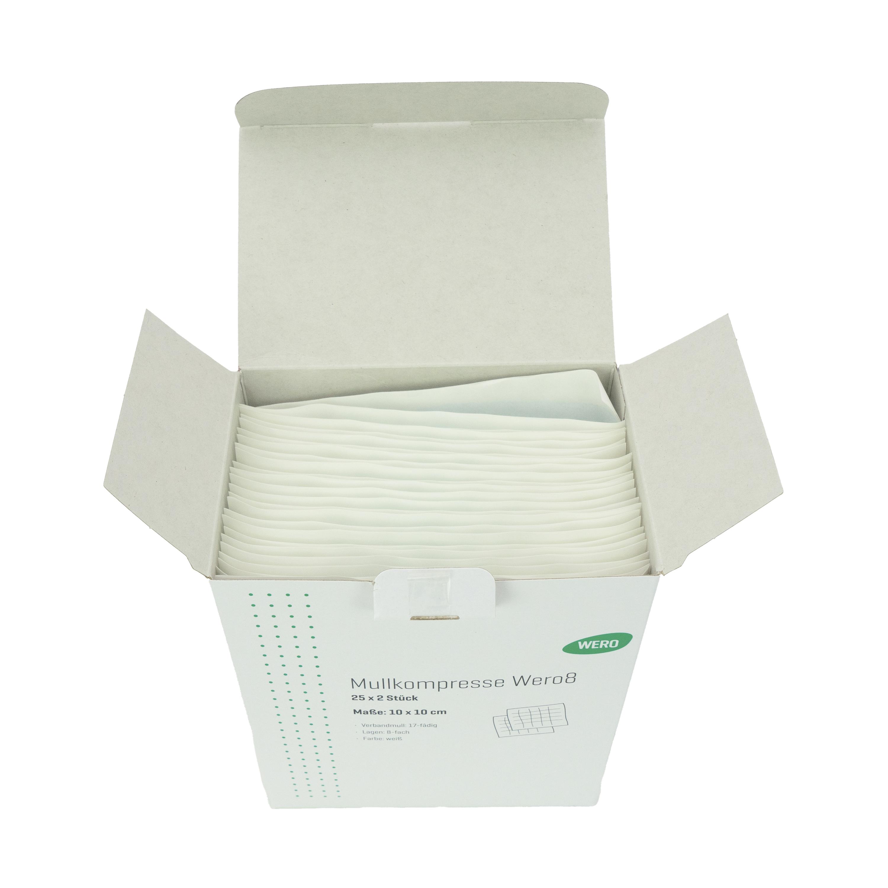 Eine aufrecht stehende Box Mullkompresse Wero8, 10 x 10 cm, steril - 25 x 2 Stk zeigt durch die offene Oberseite gestapelte weiße Mullkompressen aus 100 % Baumwolle mit stabilen Kanten.