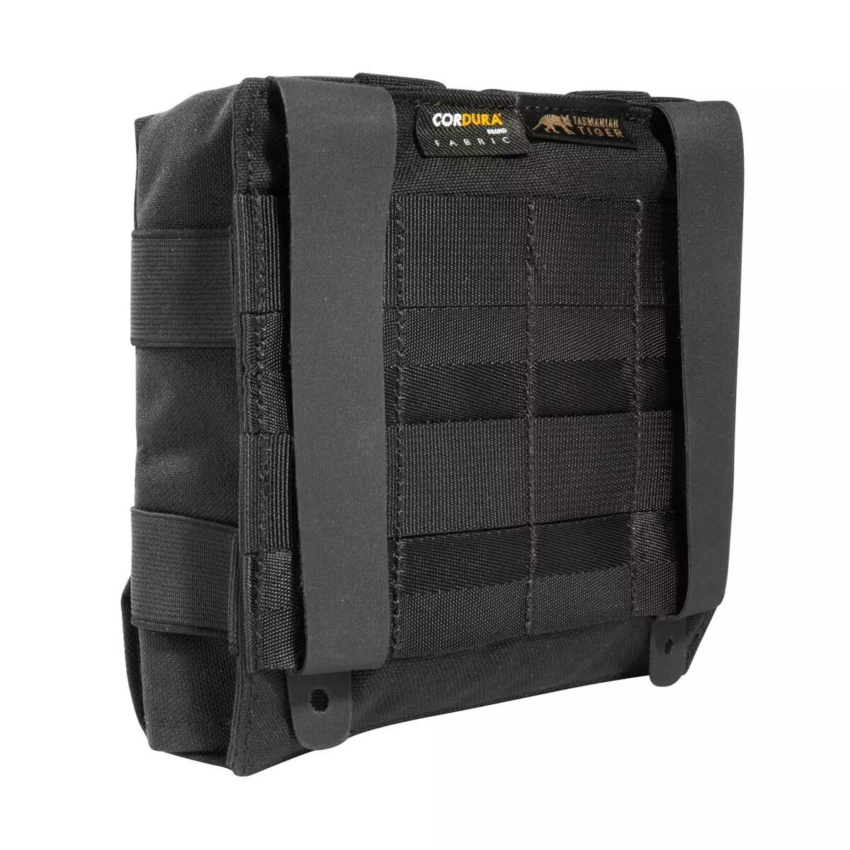 Schwarze TT IFAK Pouch S MKII mit MOLLE-Reverse-System zeigt seitliche und frontale Gurte, Schnellzugriffspanel sowie CORDURA Patch auf der Front.