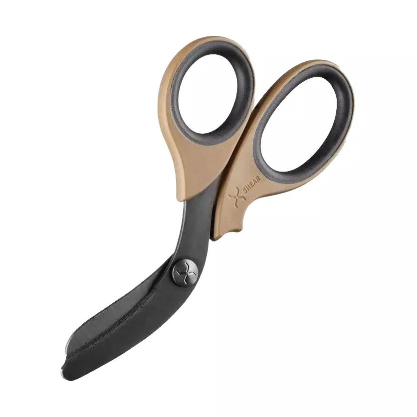 Traumaschere XSHEAR® - Braun mit gehärteten, rostfreien Stahlklingen, Black Titanium-Beschichtung und patentierter stumpfer Spitze liegt geöffnet.