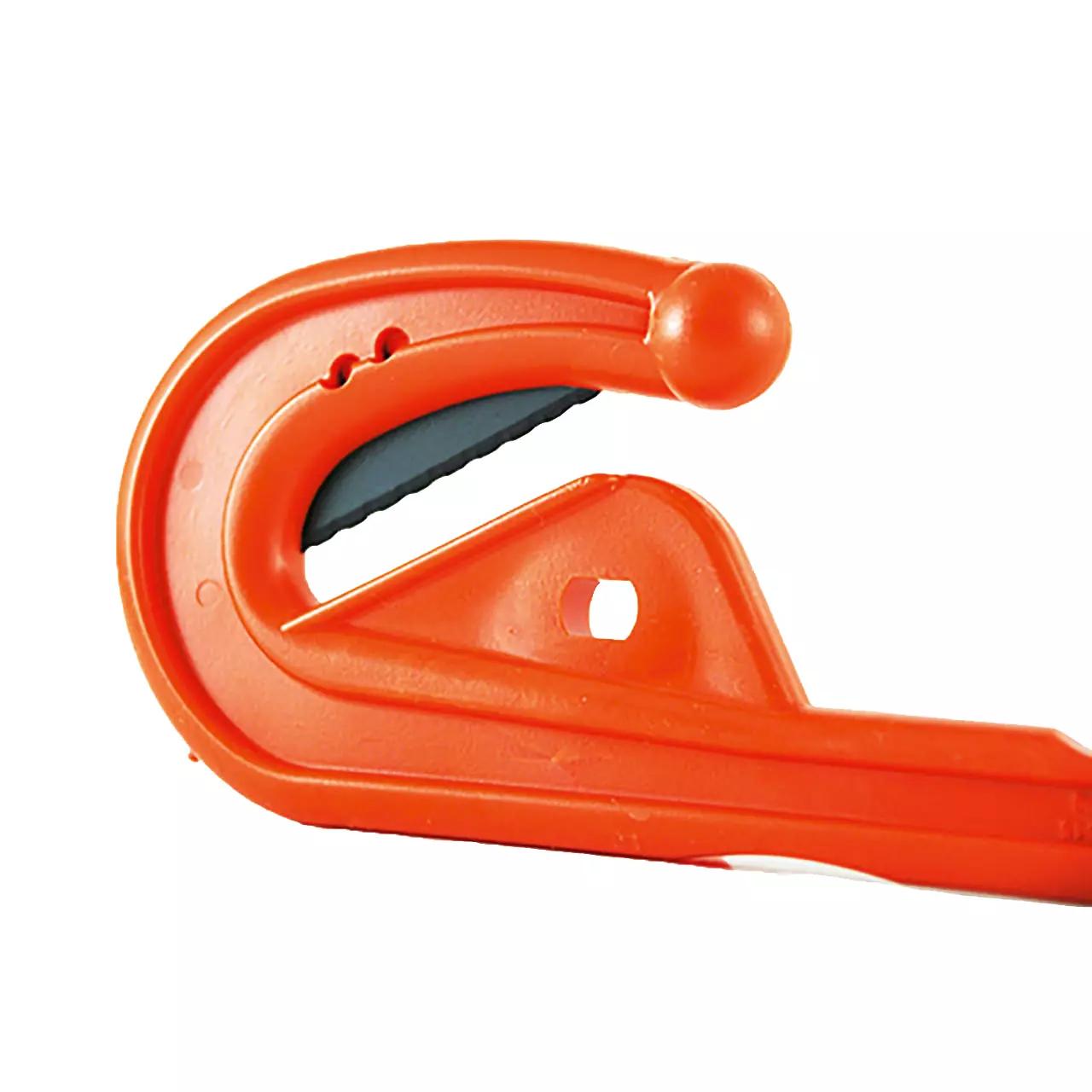 Nahaufnahme eines Notfall-Schneidetool TRECK mit orangefarbenem, gebogenem Griff und schwarzer, gezackter Klinge am Ende.