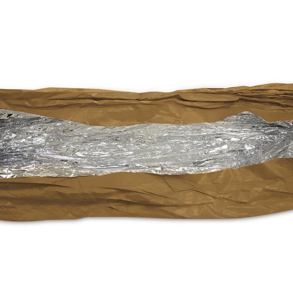 Ein Stück braunes Papier liegt diagonal mit reflektierender Silberfolie bedeckt, darauf igloo Survival Pro - Coyote, Größe XL zur Wärmeerhaltung bei Notfällen.