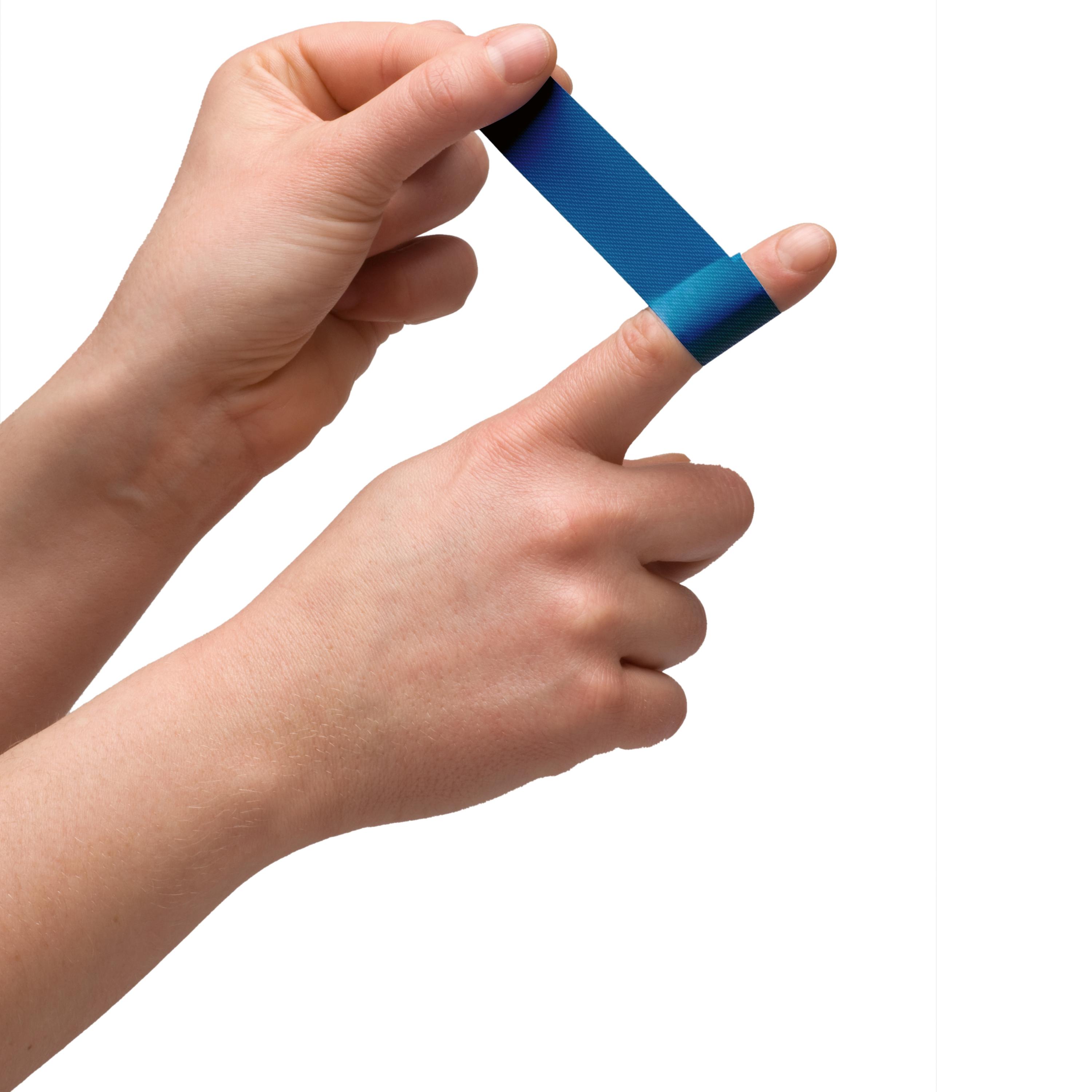 Ein Weroplast® PowerDetect Fingerpflaster in leuchtendem Blau wird von zwei Händen am rechten Zeigefinger angelegt, längs- und querelastisch sowie detektierbar.