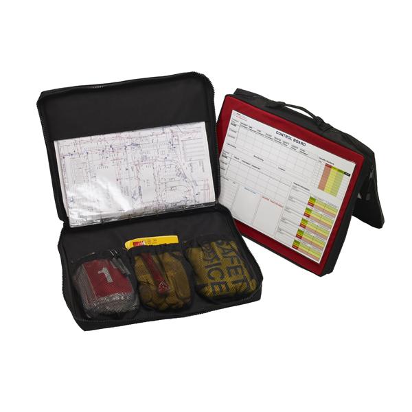 Aufklappbares schwarzes Kontrollboard mit rotem Rand, Anleitung, zwei nummerierten Tüten und gelbem Handbuch für Brandschutzprüfung.