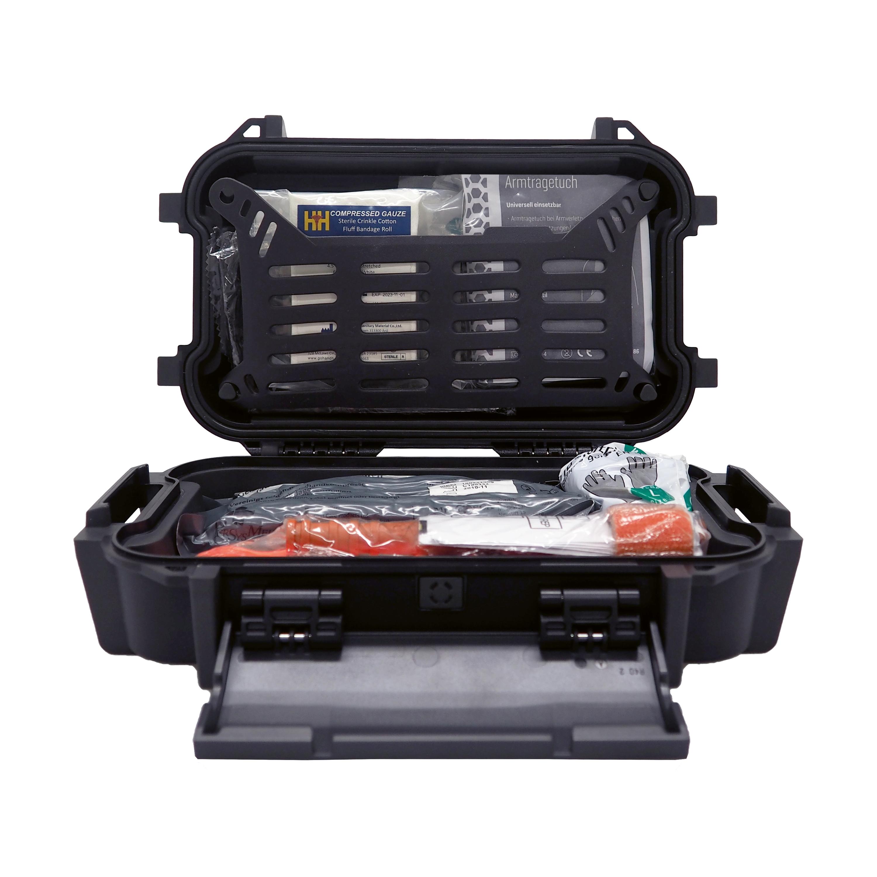 Das geöffnete WERO MED-X® eXtrem Outdoor First Aid Kit mit belüftetem Griff zeigt steriles Verbandsmaterial, Kompressengaze und Armmagetuch in sortierten Fächern.