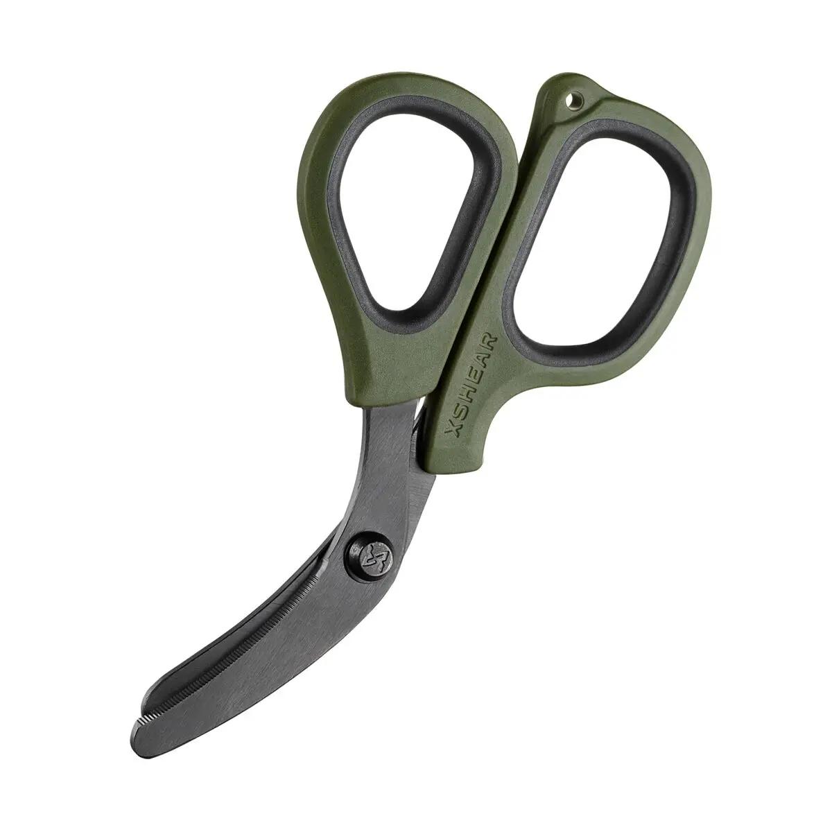 XSHEAR® Mini Traumaschere - Oliv mit olivegrünem, ergonomischem Griff und silbernen, leicht gebogenen, gezahnten Edelstahlklingen.