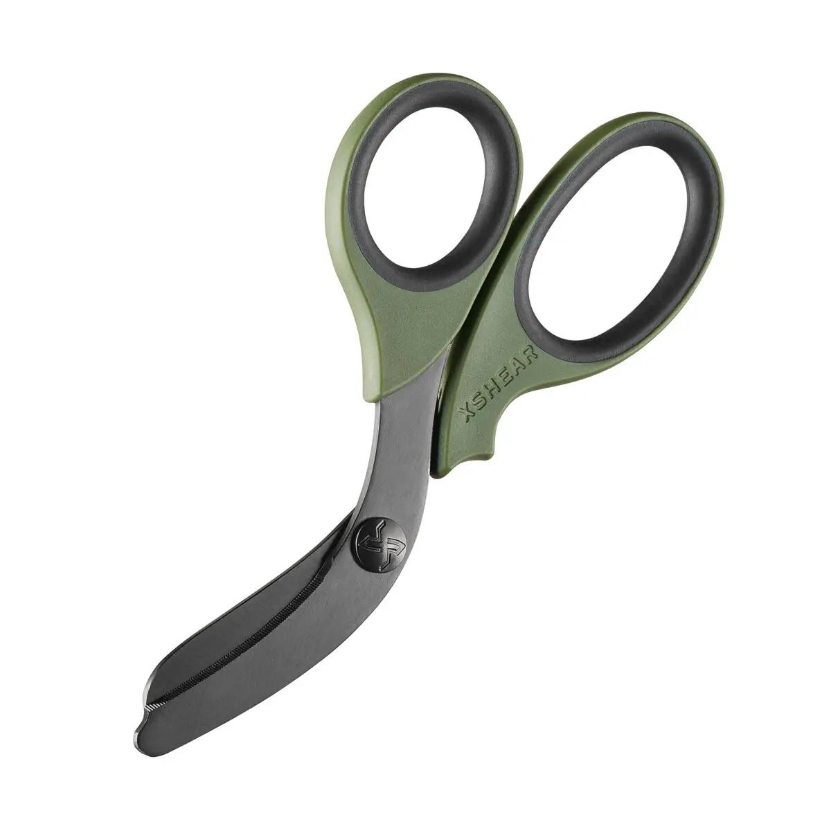 Traumaschere XSHEAR® - Oliv mit gehärteten, doppelt dicken Klingen aus rostfreiem Stahl, mattschwarzer Beschichtung und patentierter stumpfer Spitze.