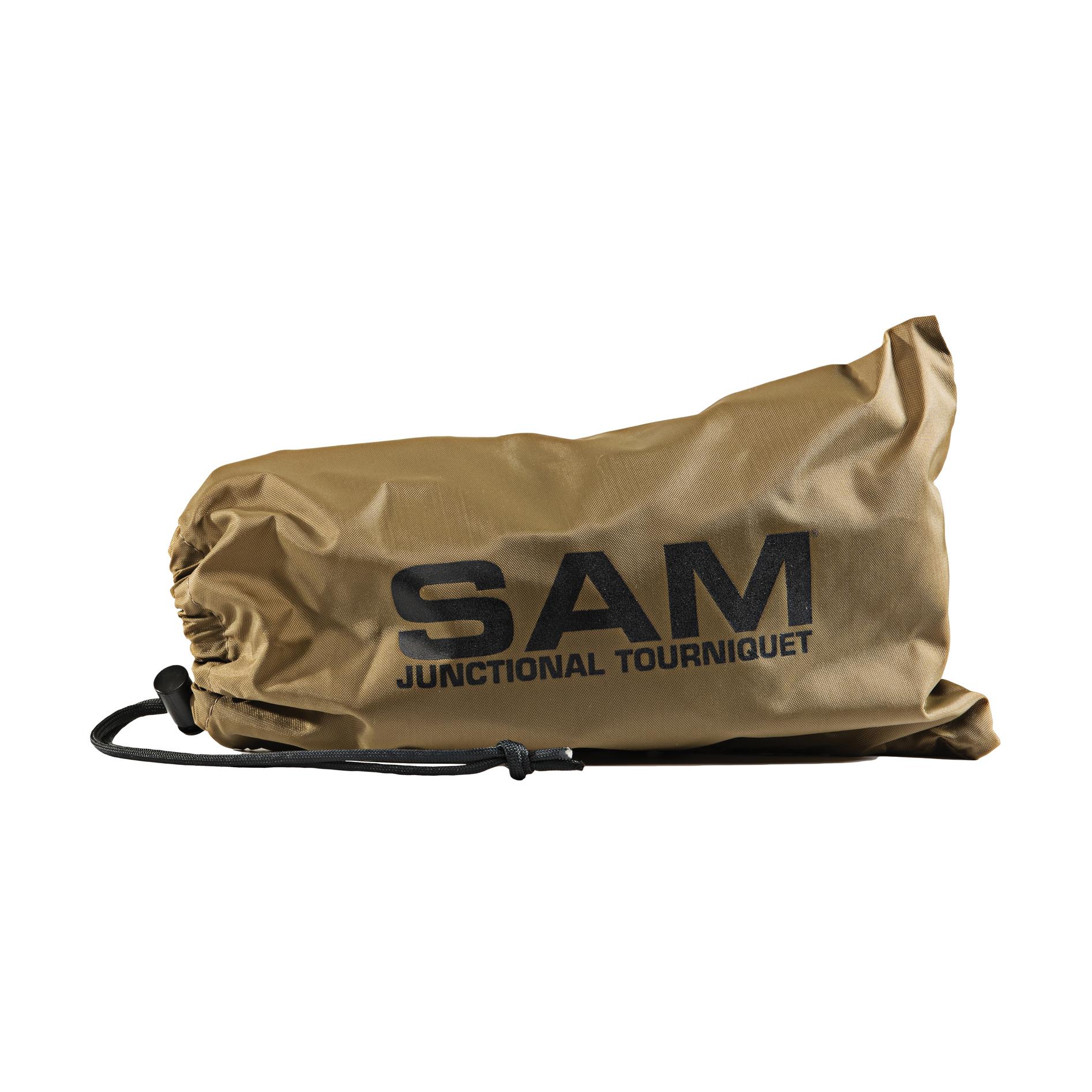 Ein beiger Stoffbeutel mit schwarzem Kordelzug und der schwarzen Aufschrift „SAM® Junctional Tourniquet“ liegt leicht geknautscht auf weißem Untergrund.