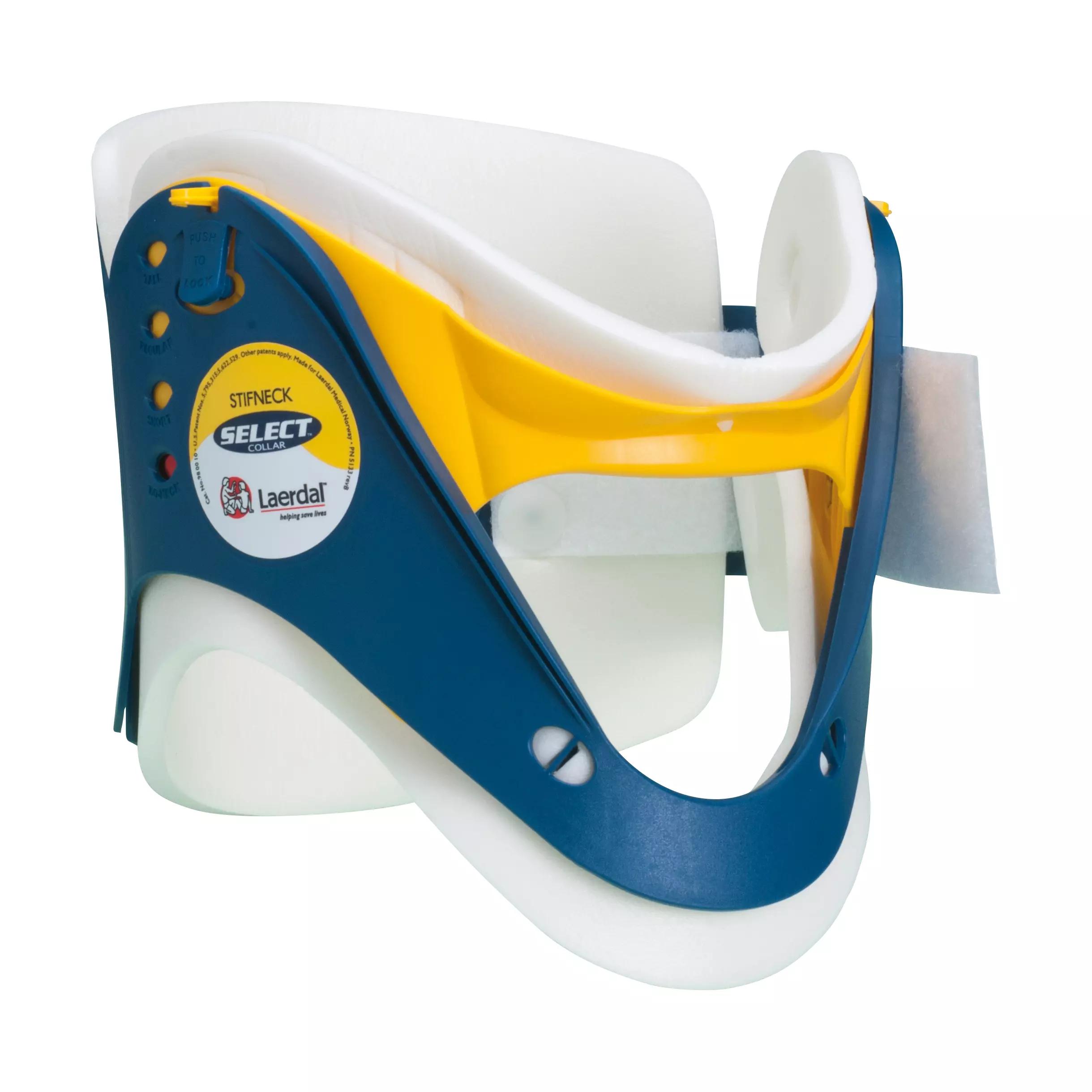 Stifneck Select HWS-Schiene - Erwachsene mit blauen und gelben Akzenten, großer hinterer Öffnung und vorgeformtem Kinnstück am Modell angelegt.