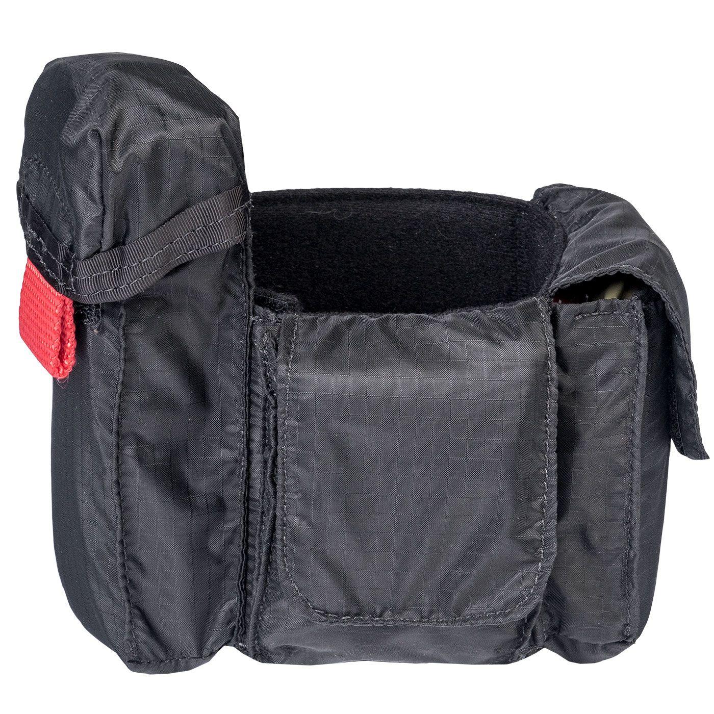 Schwarzer NAR Knöchel Trauma Halter mit mehreren Reißverschluss- und Klappfächern, rotem Zugband und sichtbaren, kontrastierenden Nähten.