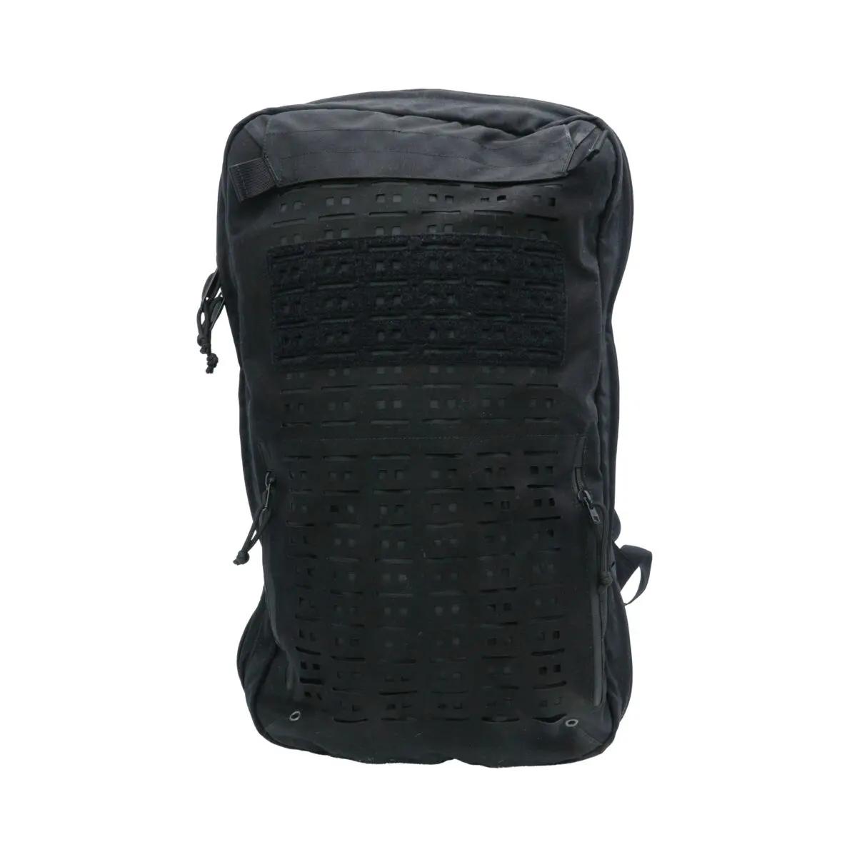 Ein PARAMEDYK® Notfallrucksack - Schwarz aus robustem CORDURA, mit YKK-Reißverschlüssen und MOLLE/PALS-System steht aufrecht.