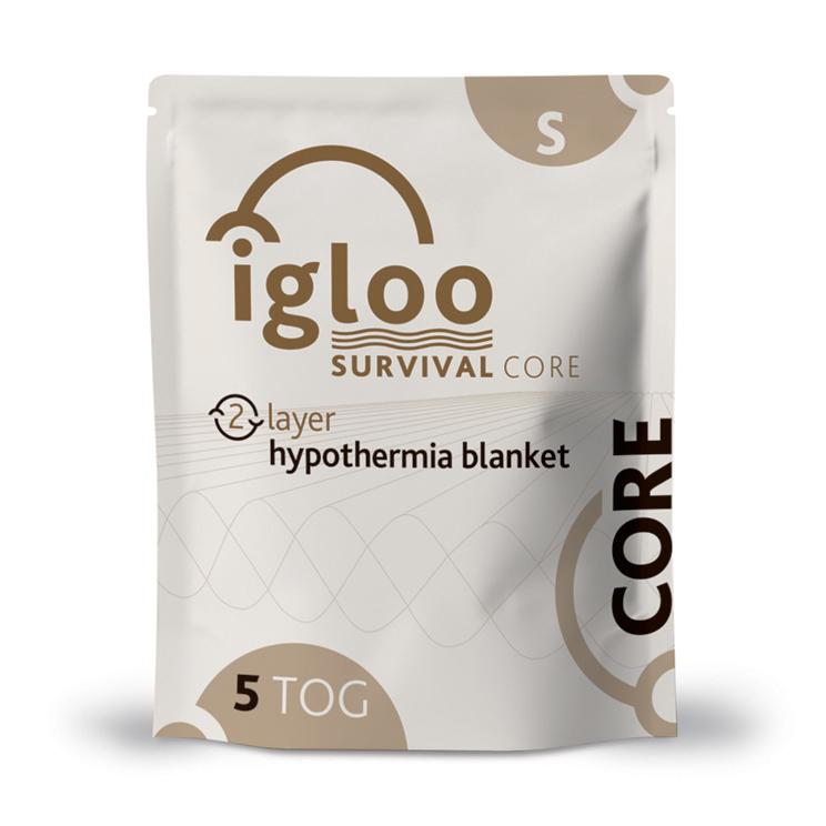 Ein weißer Beutel mit braunem igloo Survival Core Logo und Aufschrift „2 layer hypothermia blanket“, Kennzeichnung 5 TOG und Größe S.