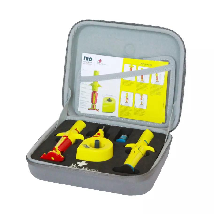 Das geöffnete NIO™ Trainingsset zeigt einen gelb-roten Übungsinjektor mit blauem Aufsatz, Anleitung und gelbem Zubehörbehälter im Hartschalenkoffer.