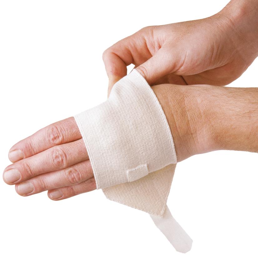 Zwei Hände wickeln eine WERO Sanit® Handgelenkbandage in Beige, Größe M, aus starkem Elastik-Baumwollgewebe um ein rechtes Handgelenk.