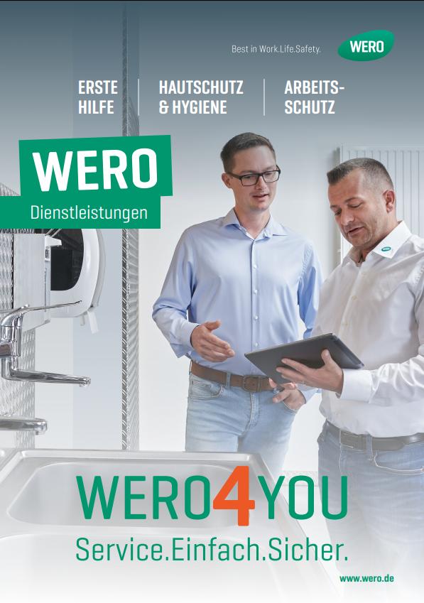 Zwei Männer im Bad, einer hält ein Tablet; darüber grüne Schrift „WERO Dienstleistungen“, darunter „WERO4YOU Service.Einfach.Sicher.“