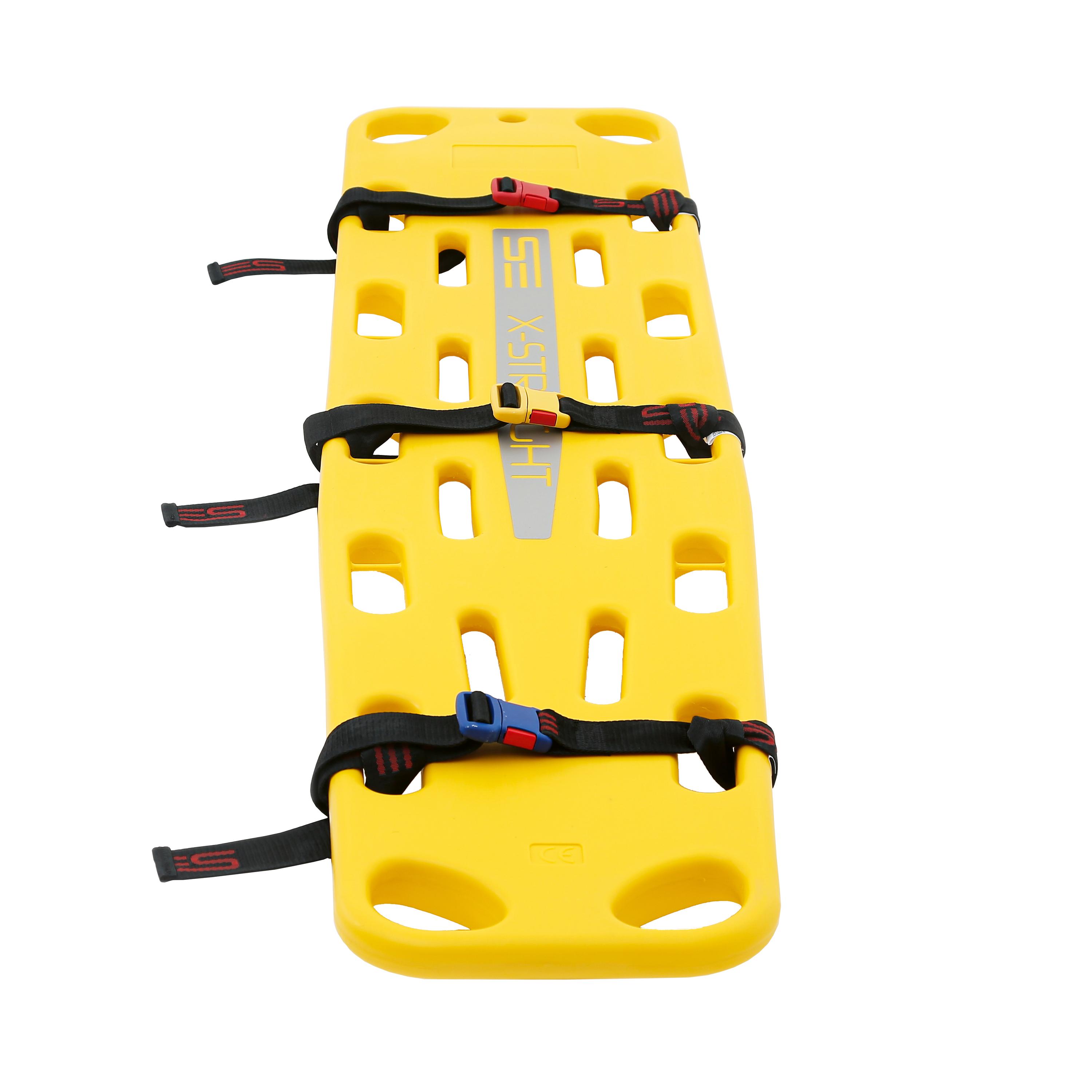 Ein Spineboard gemäß DIN EN 1865 in leuchtendem Gelb mit 14 ergonomischen Tragegriffen, rutschsicherer Oberfläche und vier farbigen Fixiergurten.