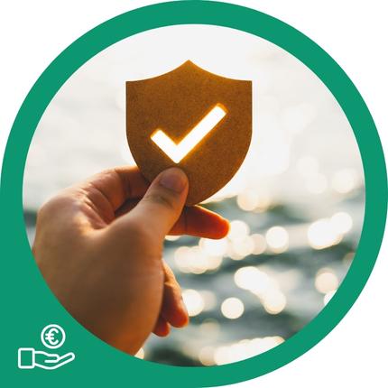 Eine Hand hält ein braunes Schild mit einem weißen Häkchen, umgeben von einem grünen Kreis vor einem verschwommenen Wasserhintergrund.