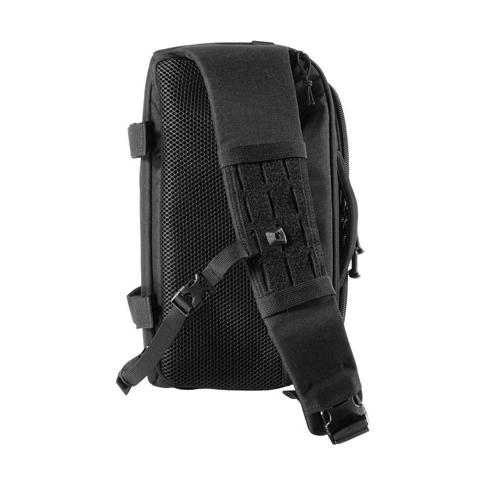 Der 5.11 UCR SLINGPACK ist eine schwarze Slingbag mit Mesh-Rücken, verstellbarem Sicherheitsgurt und mehreren Innenfächern mit Gummizügen.