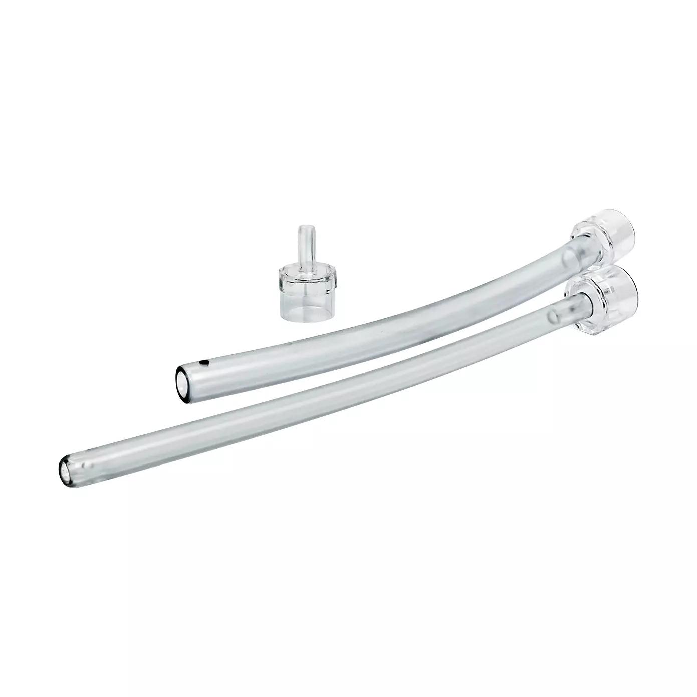 Zwei transparente Schläuche mit Gewindeanschlüssen und Adapter der Handabsaugpumpe, beschriftet als Throat tube und Agricultural tube, neben einem klaren Endstück.