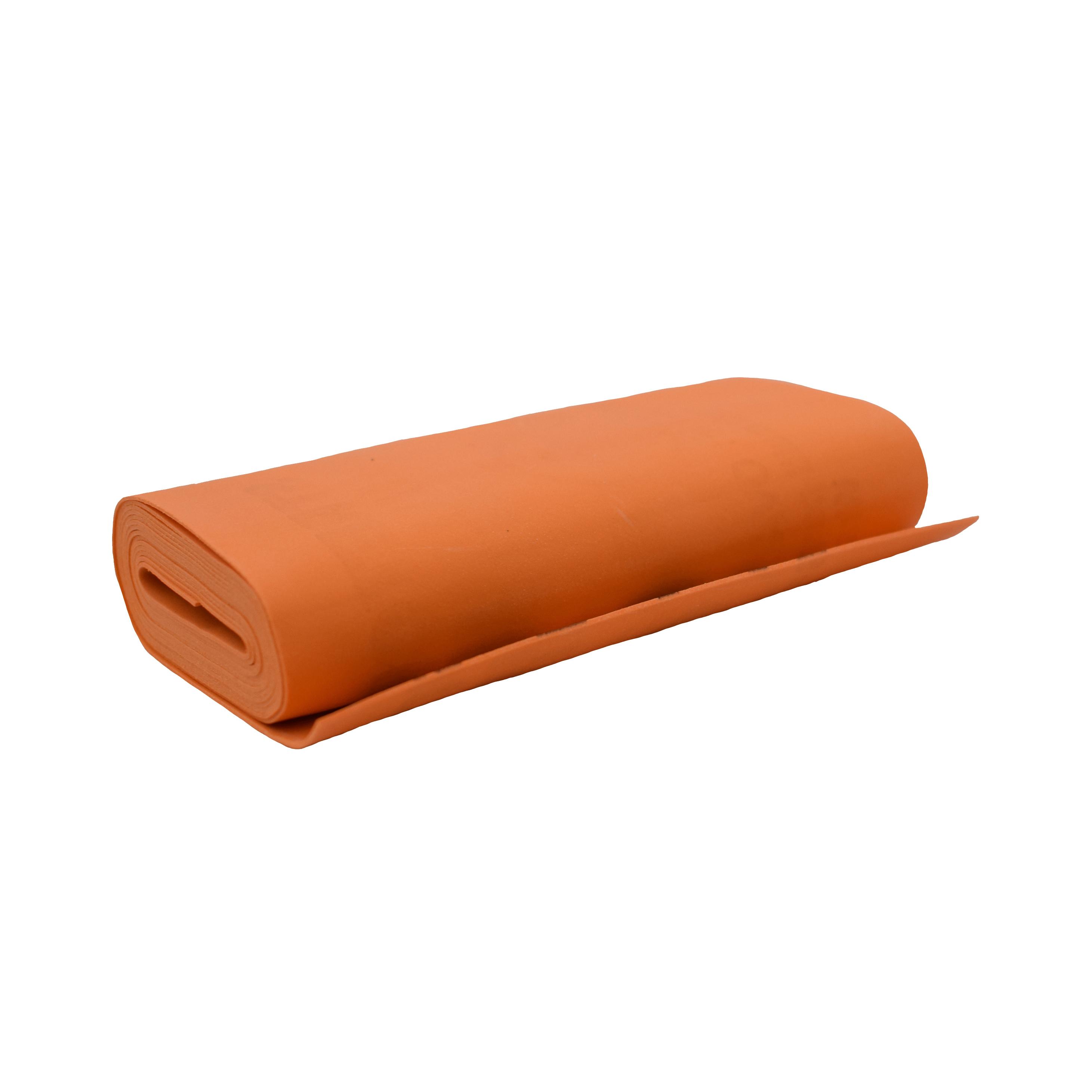 Eine Rolle Tourniquet SWAT - T - Orange aus orangefarbenem, leicht strukturiertem Schaumstoff, einfach anzuwenden und für verschiedene Zielgruppen nutzbar.