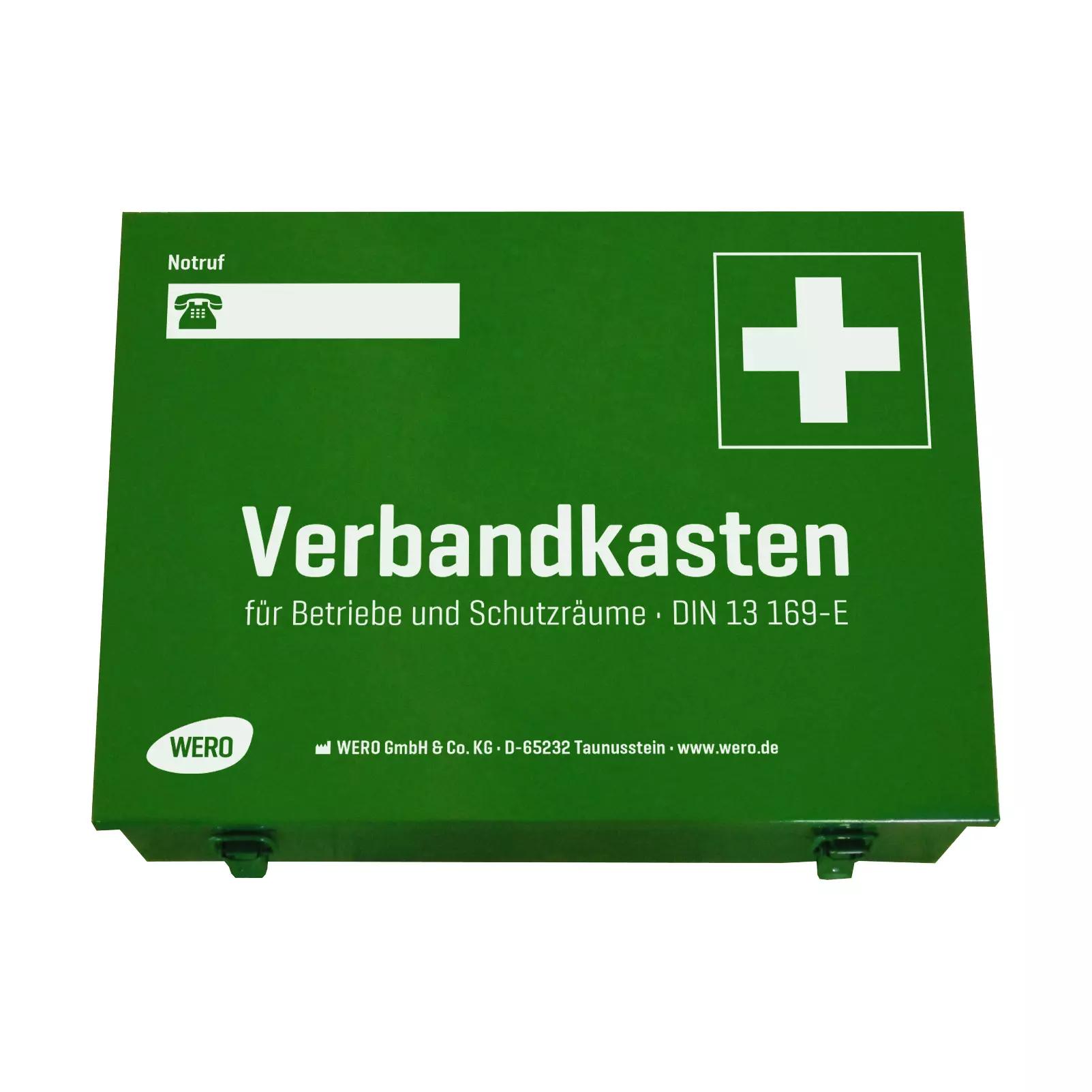 Grüner Erste-Hilfe-Kasten nach DIN 13 169-E mit weißem Kreuz, Telefon-Symbol und Herstellerangabe WERO GmbH & Co. KG.
