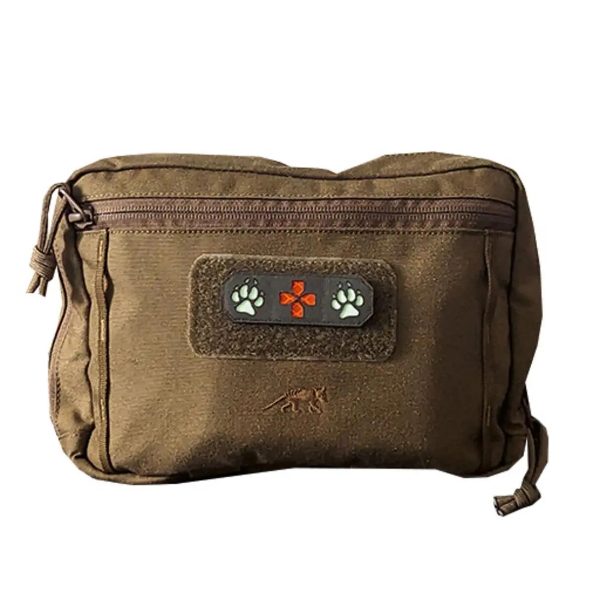 Braune medizinische Tasche mit Reißverschluss, vorderer Zubehörtasche und Patch Lasercut K9 mit rotem Kreuz und Pfotenabdrücken auf der Oberseite.