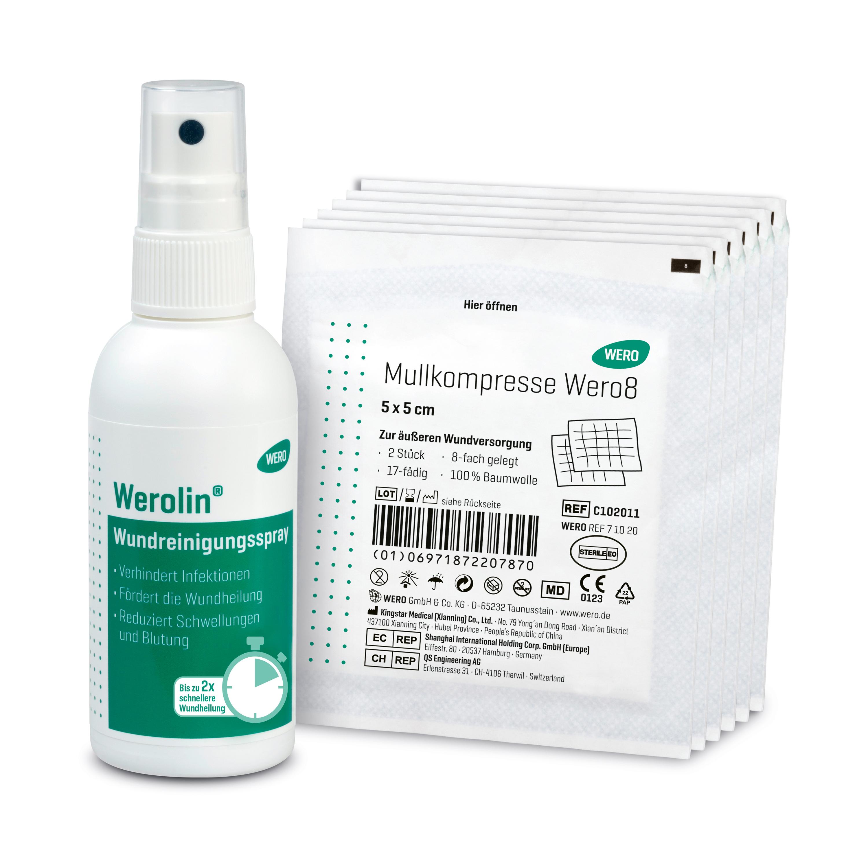 Eine weiße Sprühflasche Wundreinigungsset WERO FirstAid mit grünem Etikett steht neben sechs gestapelten, steril verpackten Mullkompressen Wero8.
