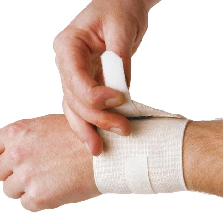 Eine rechte Hand legt eine WERO Sanit® Handgelenkbandage - Beige, XL mit blauem Verschluss um ein Handgelenk, das teilweise bedeckt ist.