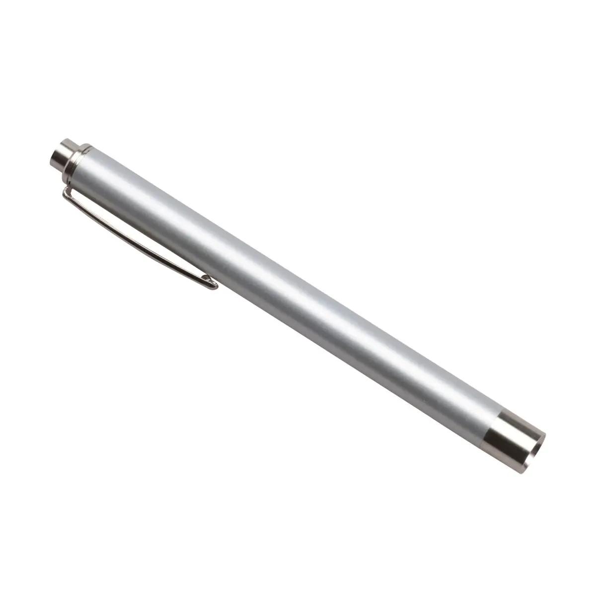 Ein silberne Diagnostikleuchte mit silbernem Clip und spitzer Spitze aus eloxiertem Aluminium, zylindrisch und leicht konisch geformt.