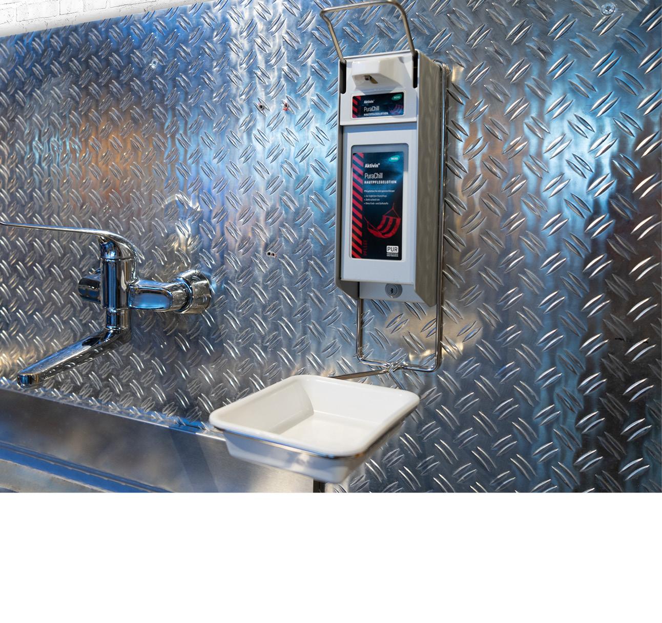 Eine Frau und ein Mann testen einen automatischen Desinfektionsspender