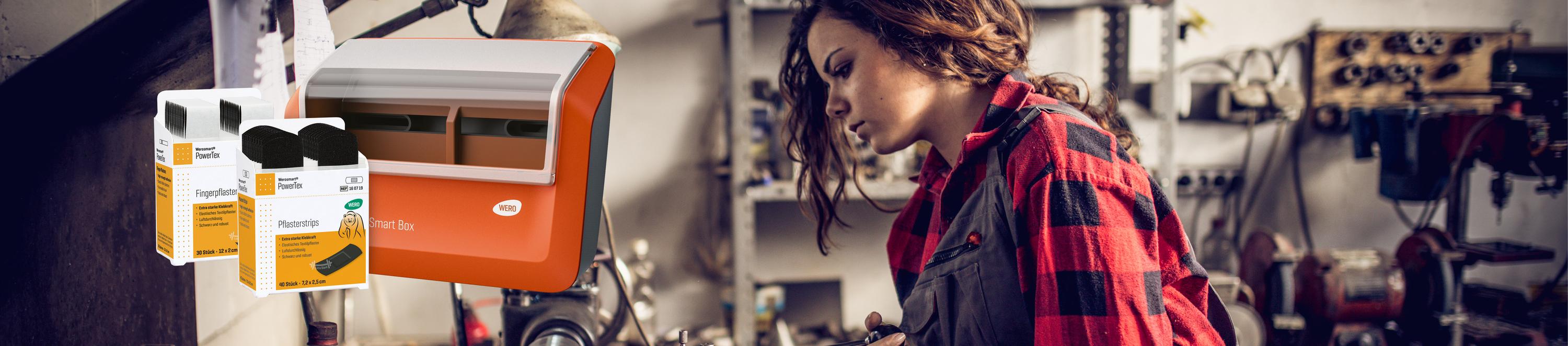 Eine Frau im karierten Hemd arbeitet in einer Garage mit Werkzeugen, vor ihr zwei Schachteln Black & Decker Zangen.