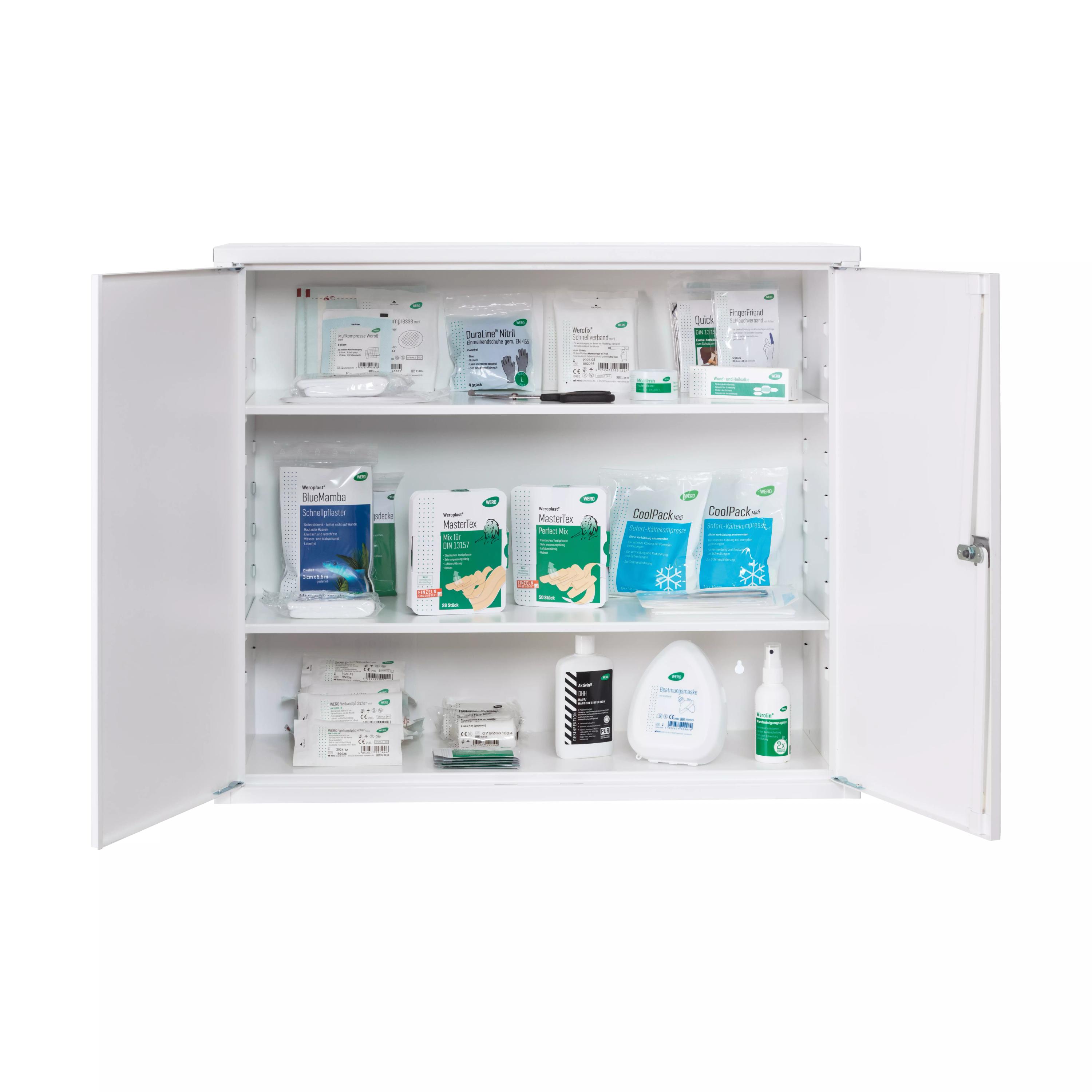 Ein geöffneter WERO Verbandschrank DuoDoor XL 500 mit zwei verstellbaren, besonders tiefen Zwischenböden, gefüllt mit Verbandsmaterial.