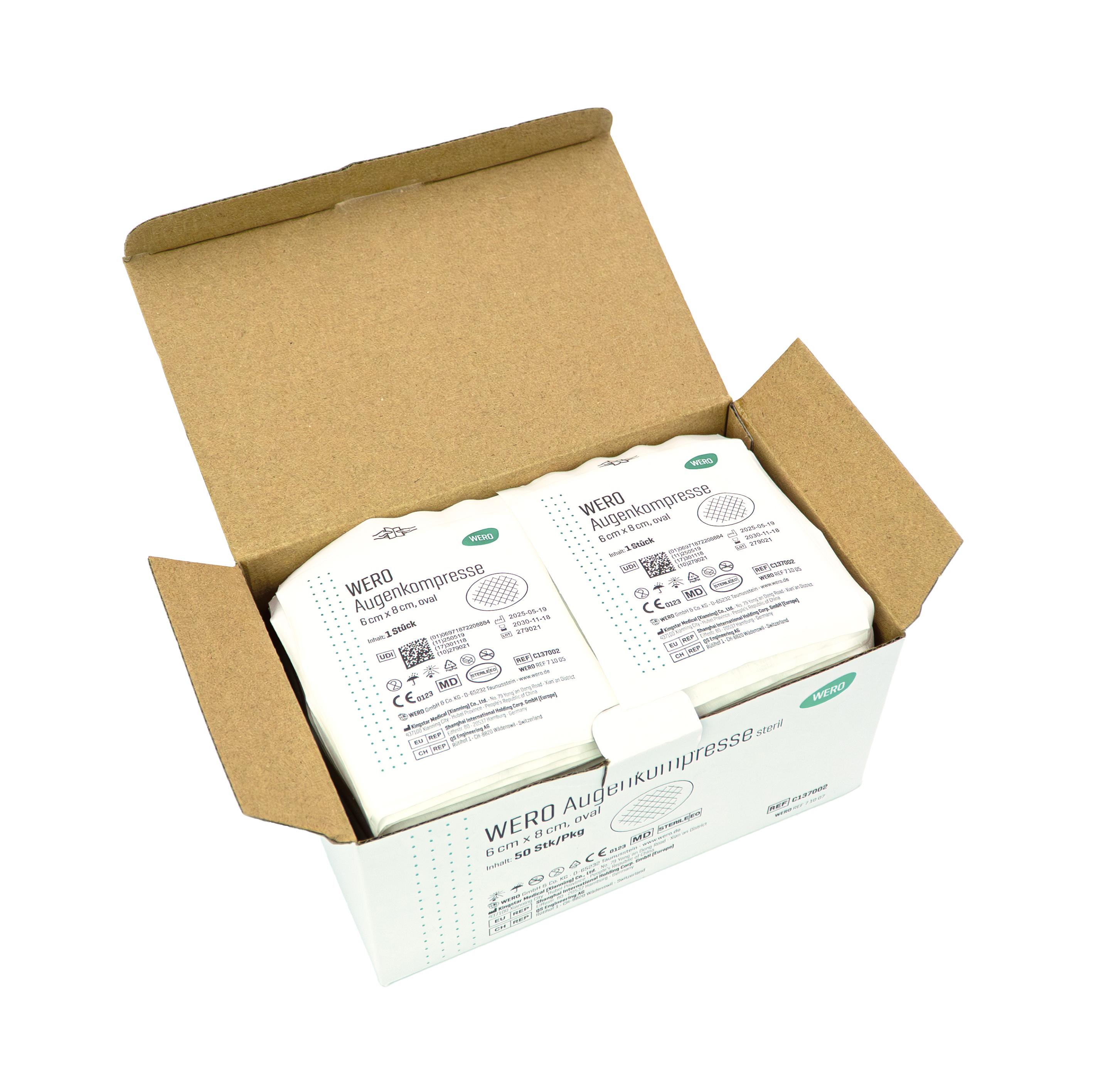 Zwei Packungen WERO Augenkompresse, steril - 50 Stk, aus weicher Baumwollwatte, oval geformt und einzeln steril verpackt, liegen im Karton.