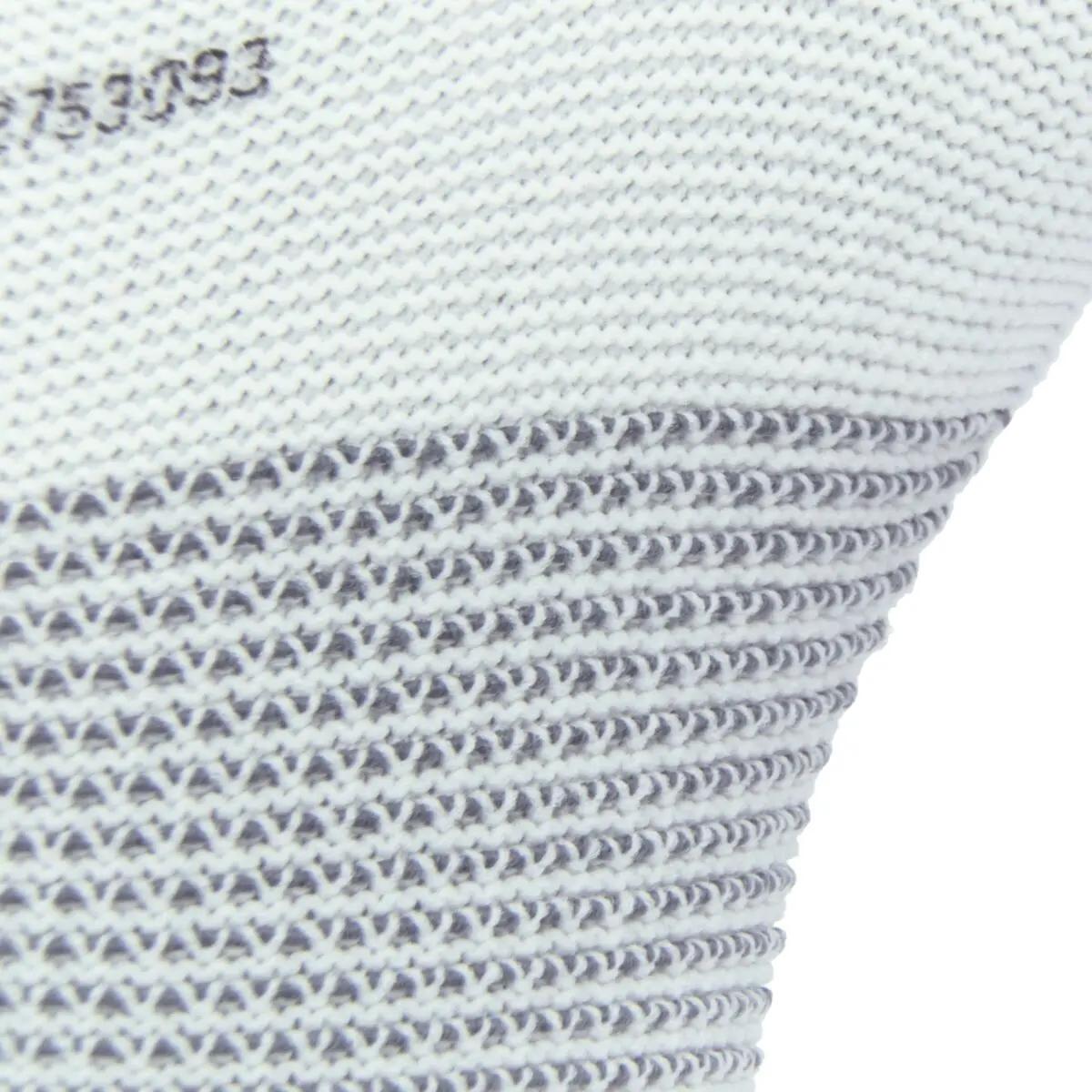 Nahaufnahme des Feinstrickhandschuh WERO Allrounder mit diagonalem, dunkel abgesetztem Strickmuster und sichtbarer Prägung auf weißem, strukturiertem Material.